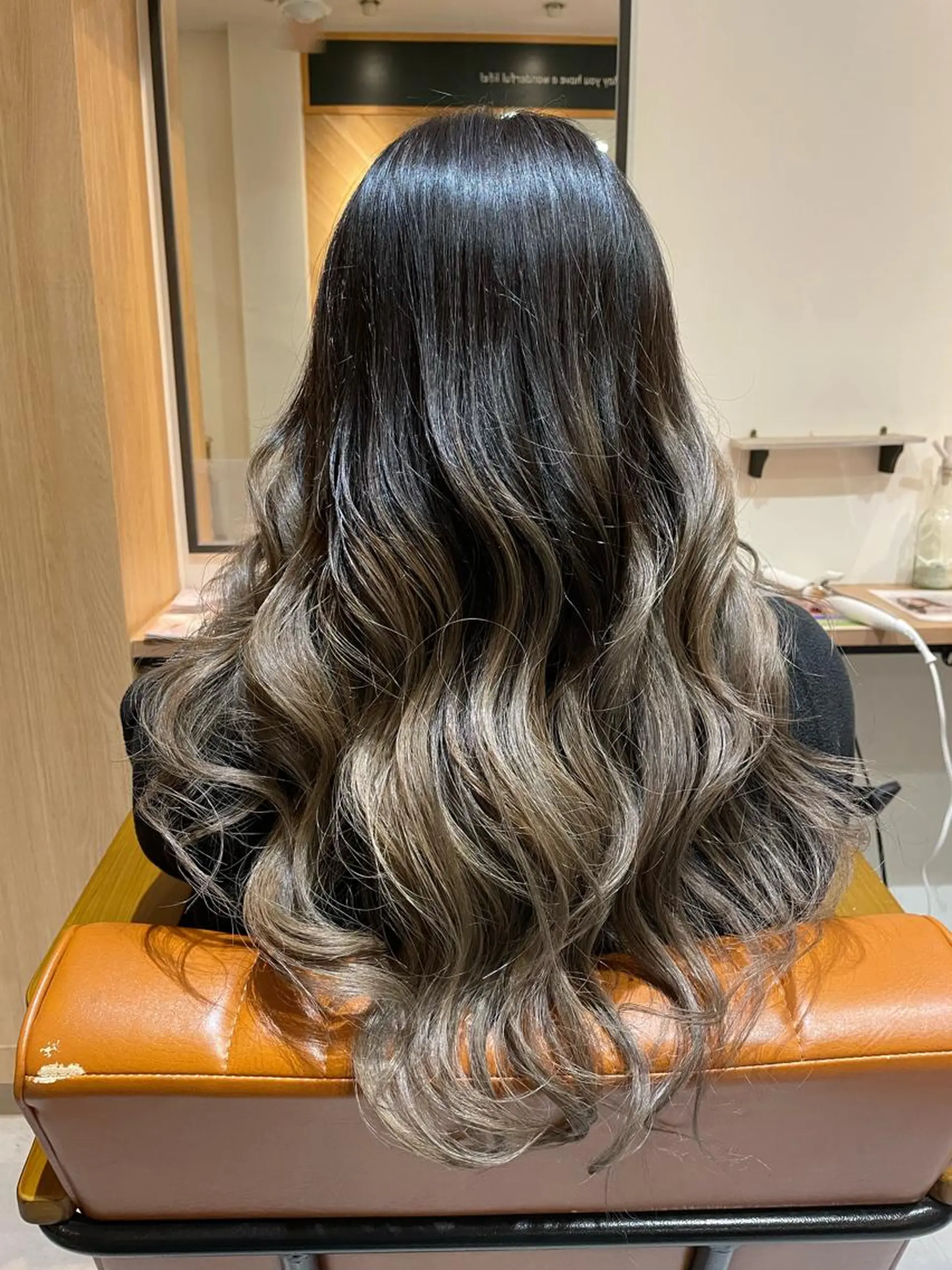 ロング ヘアカラー 中田 サヤカのヘアスタイル