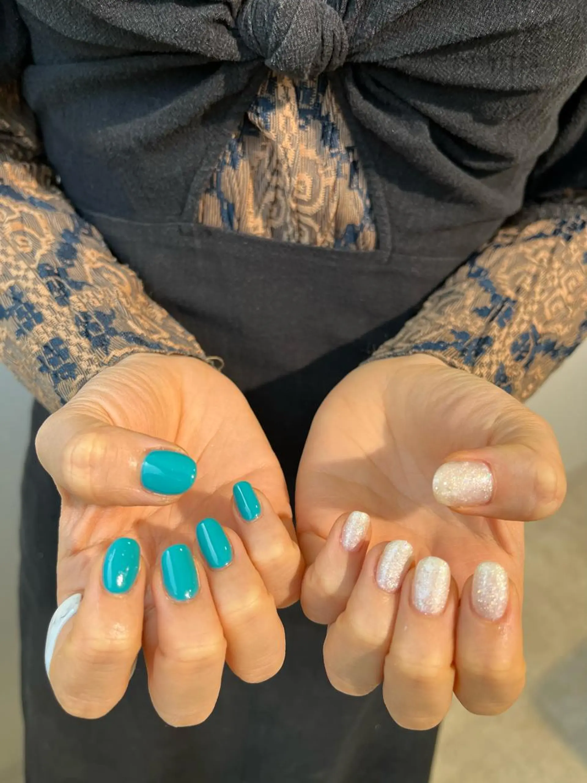 ネイル ブルー キラキラネイル ホワイト 小川 奈々花のネイルデザイン