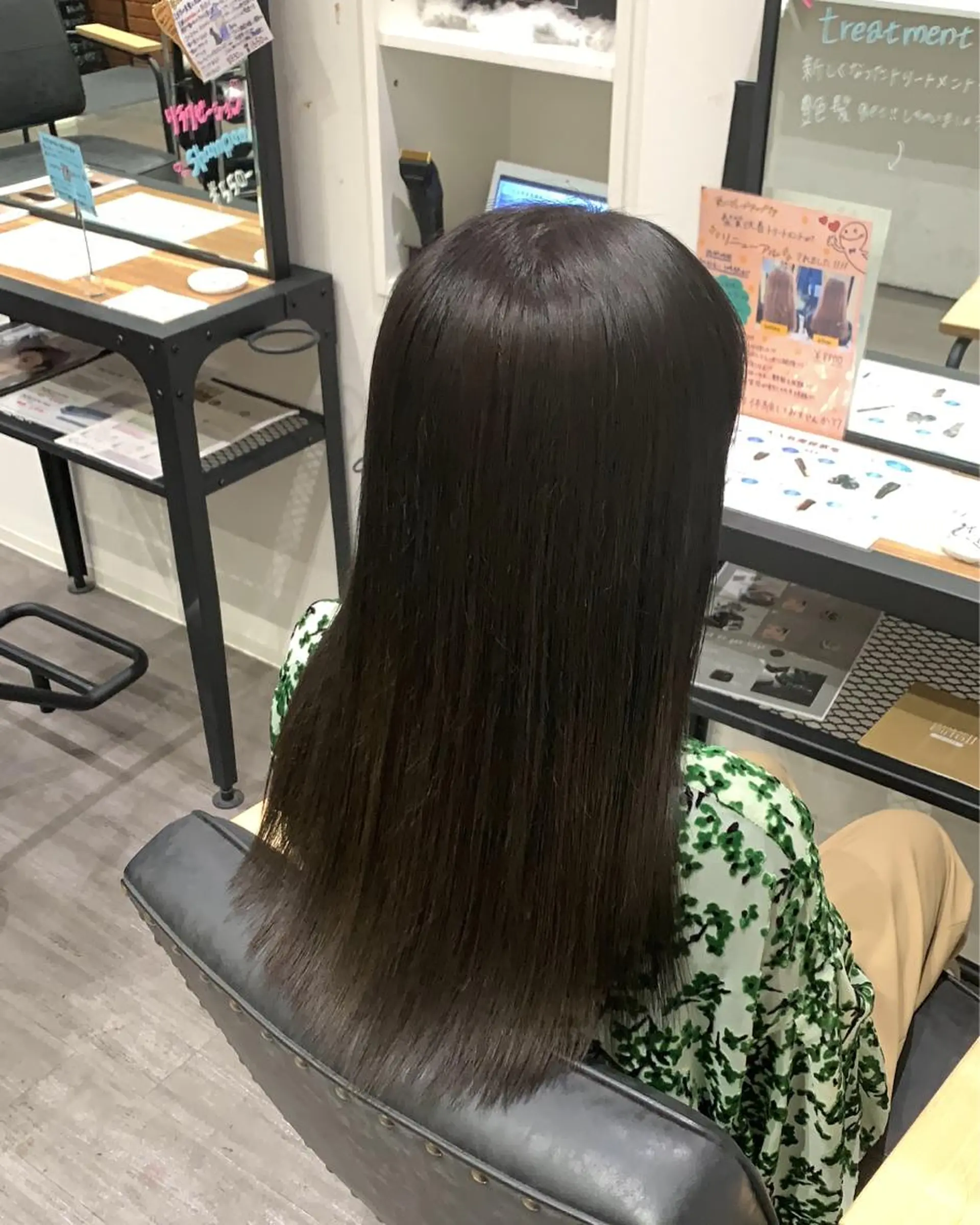 カラー KOKORO 中村 朱里のヘアスタイル