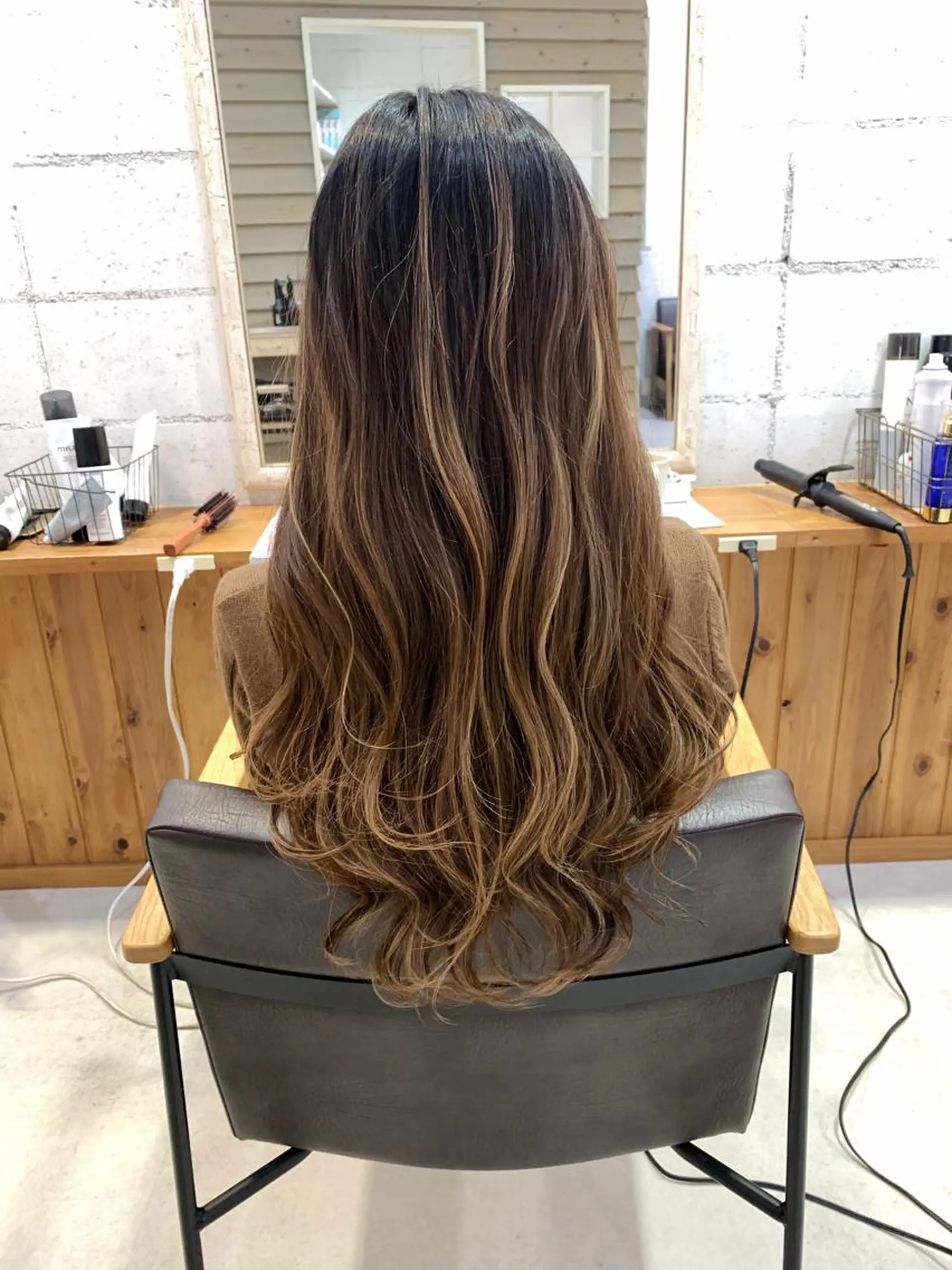 ロング レイヤーカット カット ヘアカラー sky所属・くわやま まさきのヘアスタイル