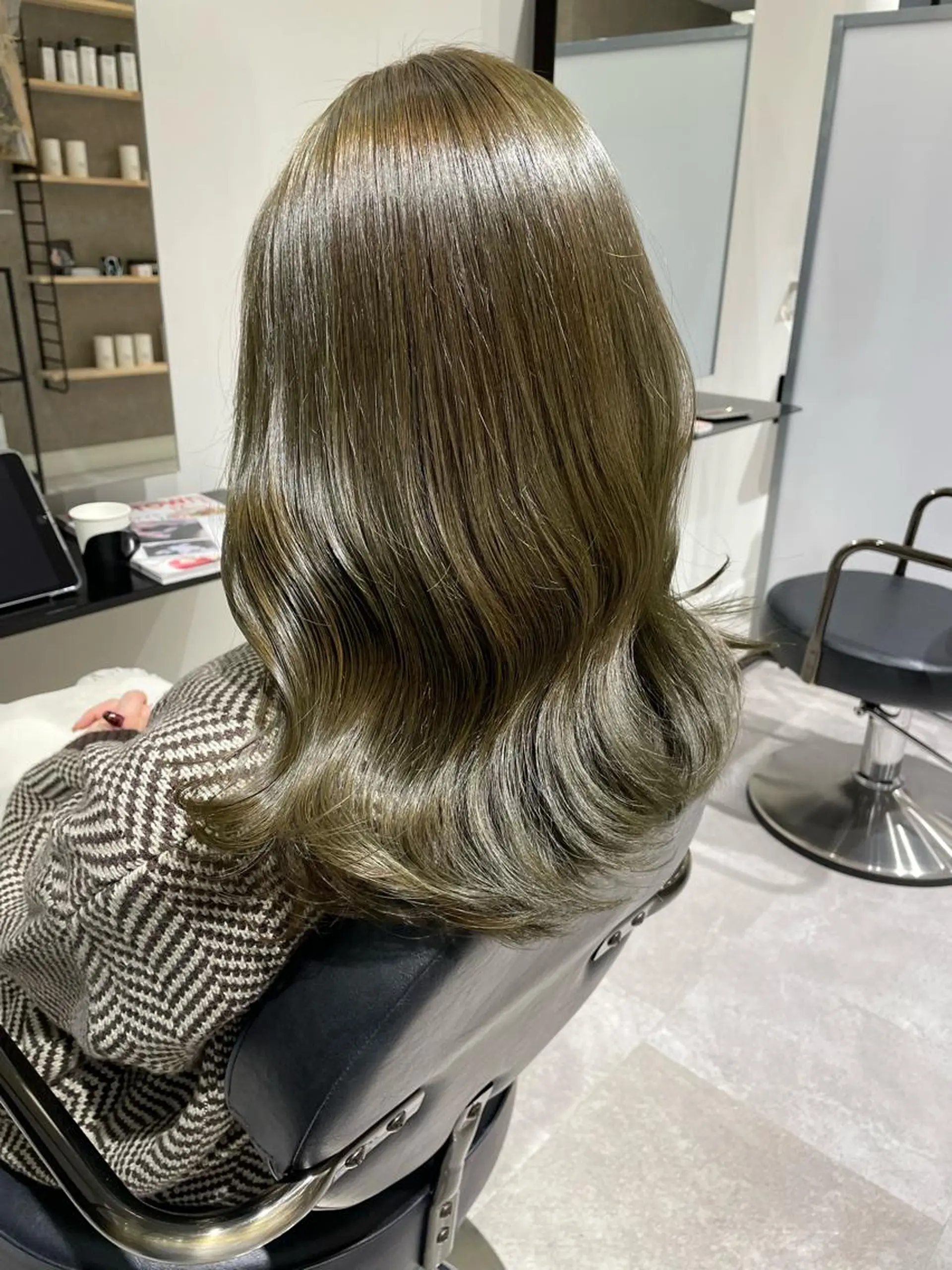 セミロング salowin銀座6丁目所属・銀座 Megumiのヘアスタイル