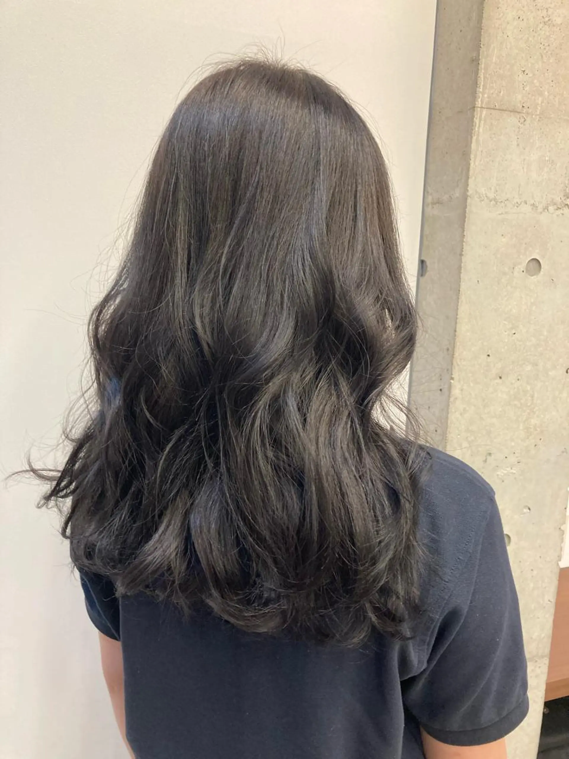 ロング カラー 岸田 莉奈のヘアスタイル