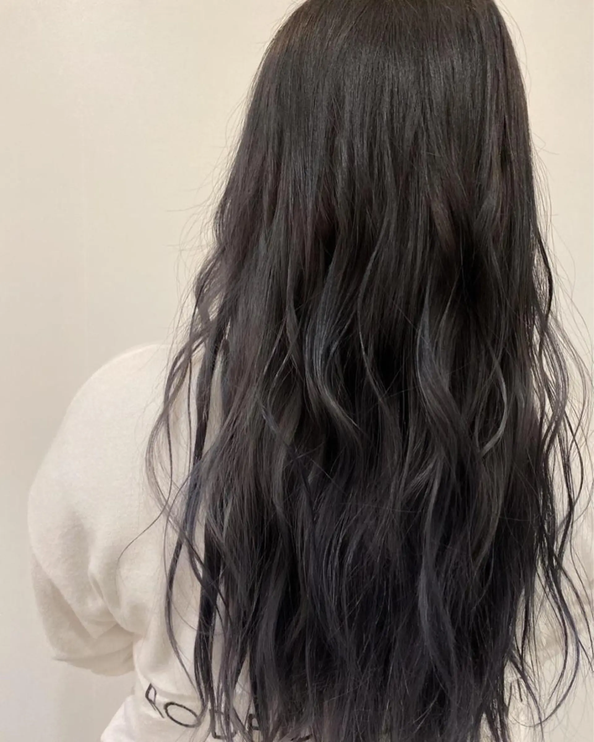 ロング カラー アッシュ 黒髪 ブリーチ ネイビーカラー 川越 輝梨奈のヘアスタイル