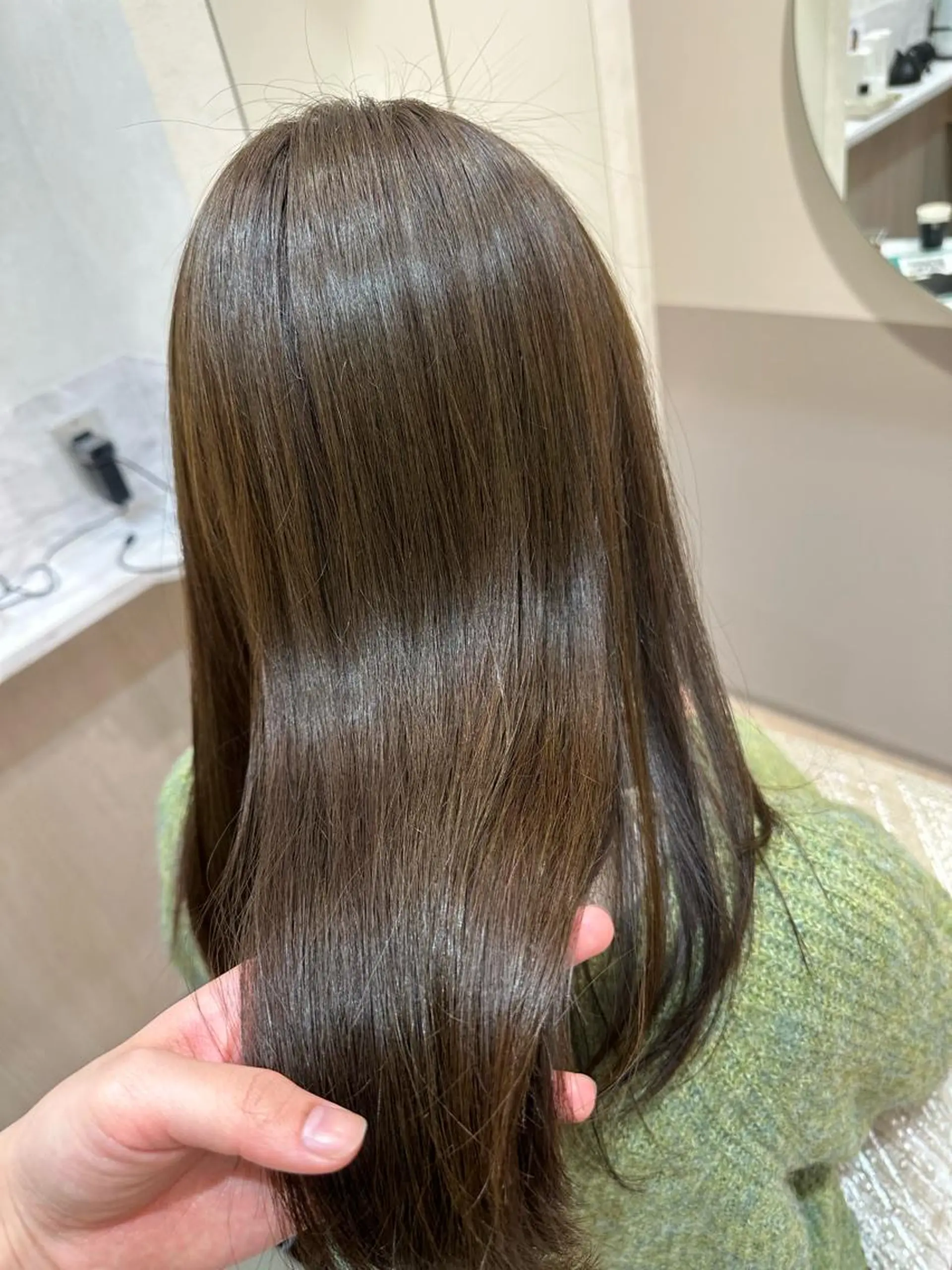 ロング アッシュ カット ヘアカラー トリートメント ヘッドスパ チナツ ，のヘアスタイル