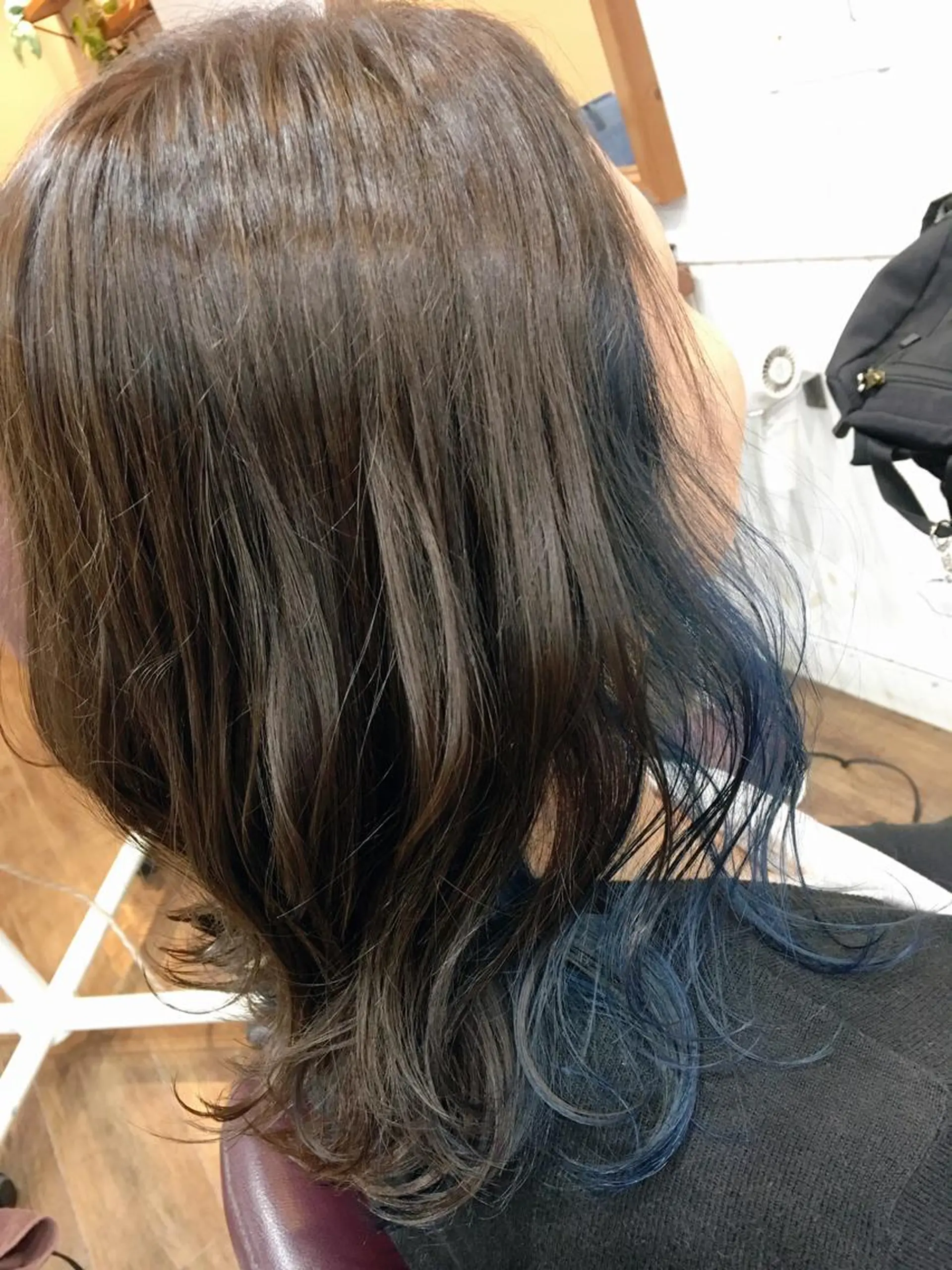 カラー 塩崎 明菜のヘアスタイル