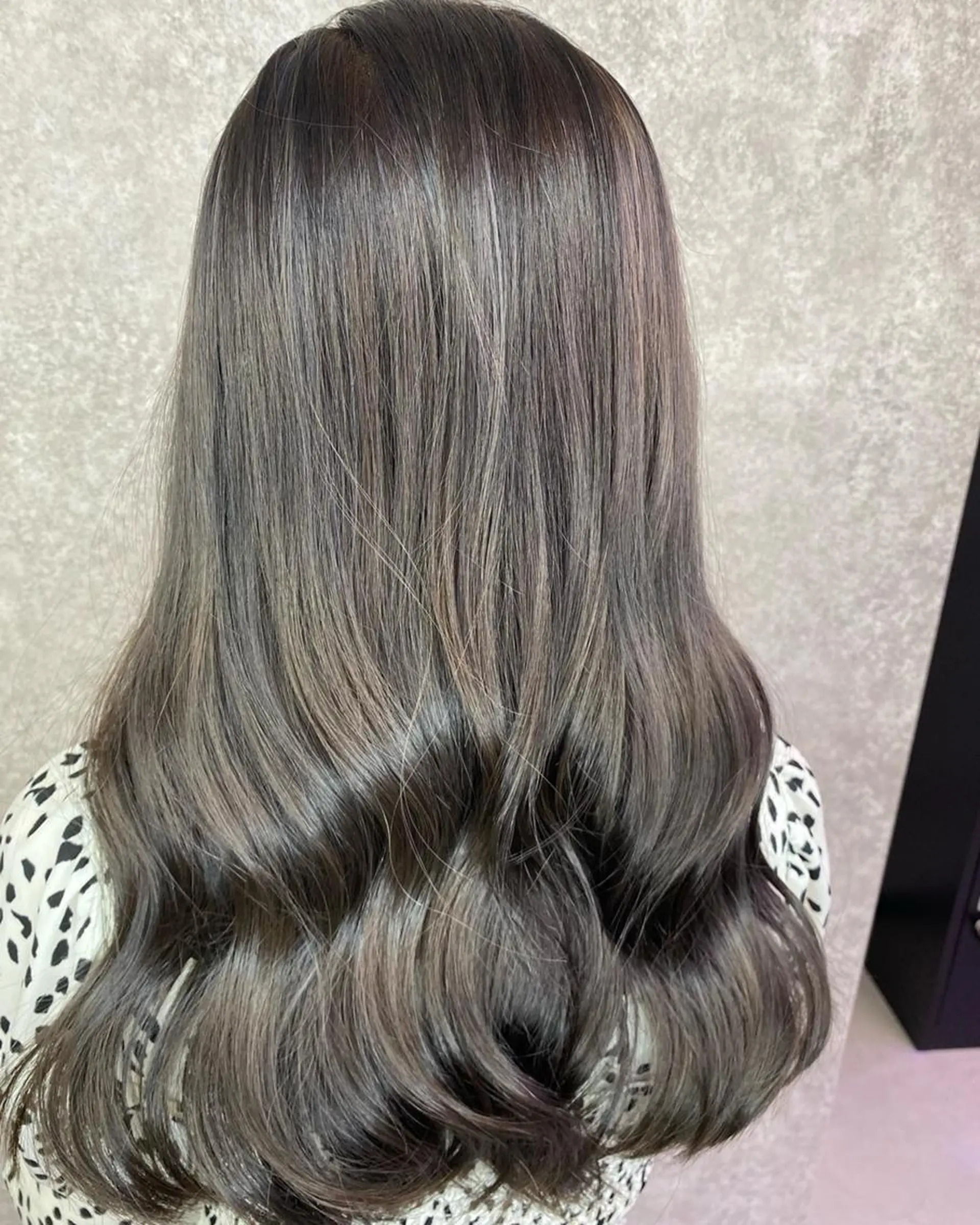 ロング カラー 透明感カラー グレージュ ハイライトカラー ハイライト UNDER vr 【アンダーバー】のヘアスタイル