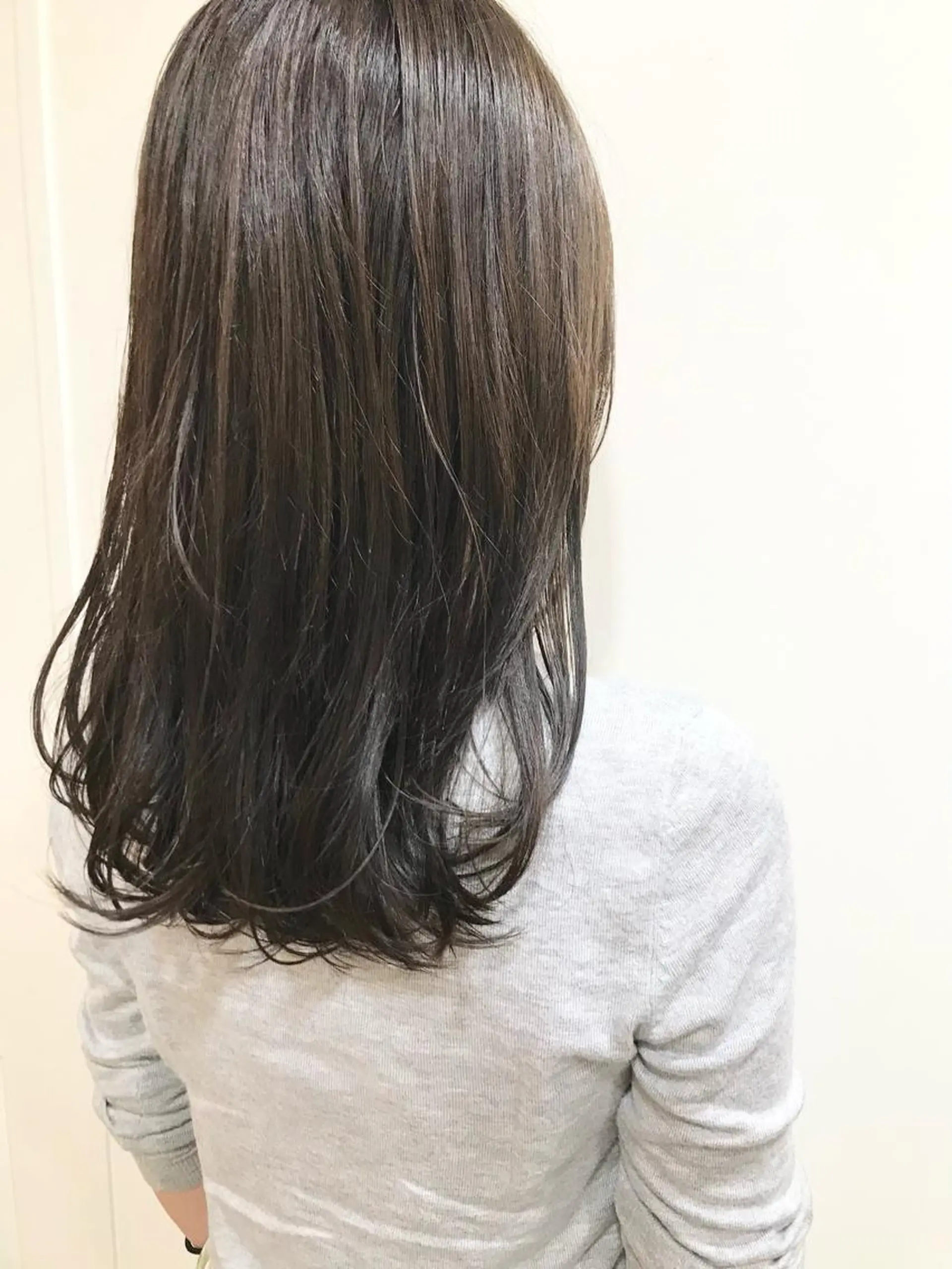 ミディアム カラー グレージュ オリーブグレージュ オリーブグレー カット ヘアカラー トリートメント レイヤー／似合わせ TAKUYAのヘアスタイル