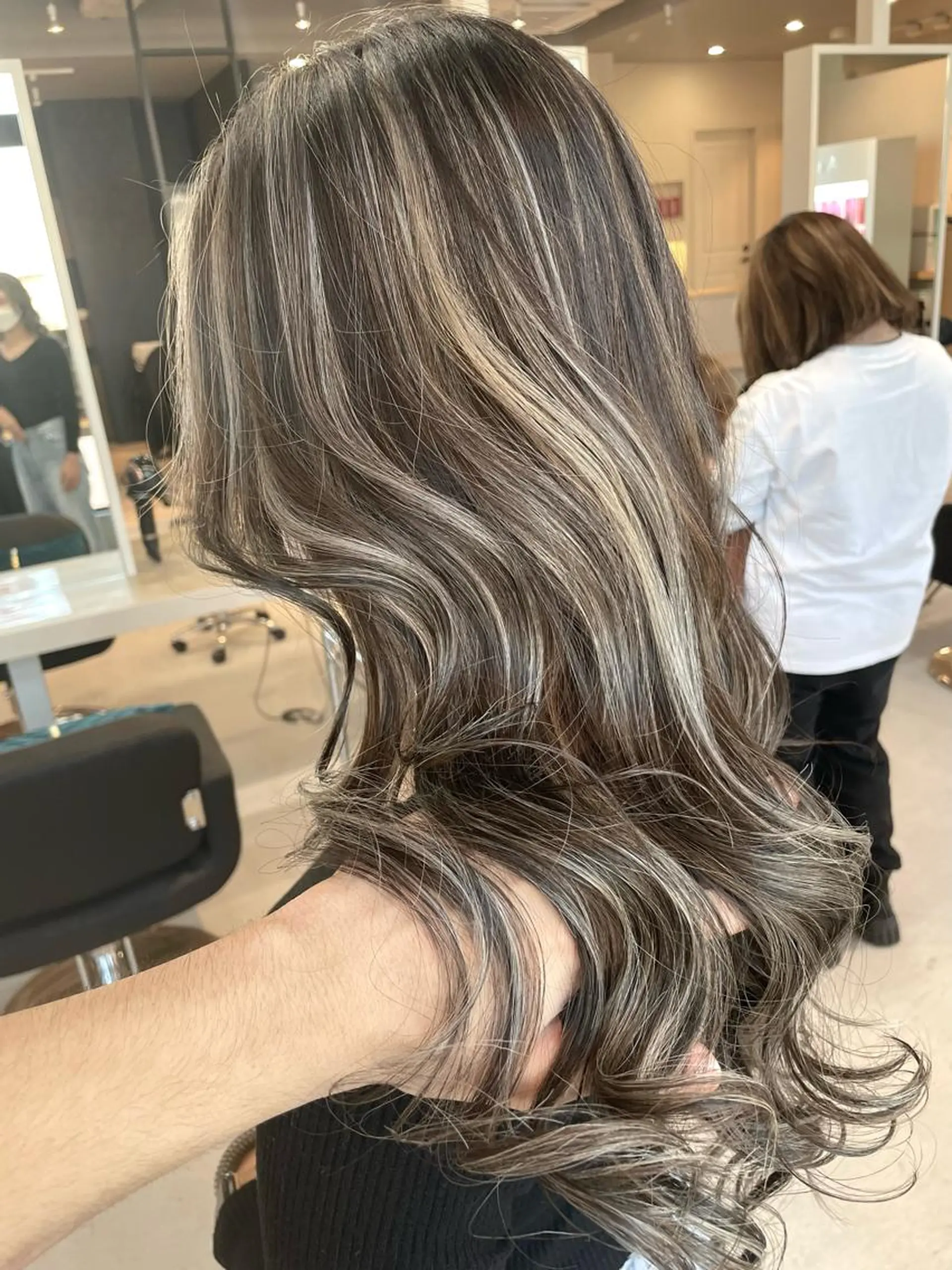 セミロング カラー アディクシーカラー バレイヤージュ ベージュカラー ブリーチ ケアブリーチ Lia所属・皆木 智晴のヘアスタイル