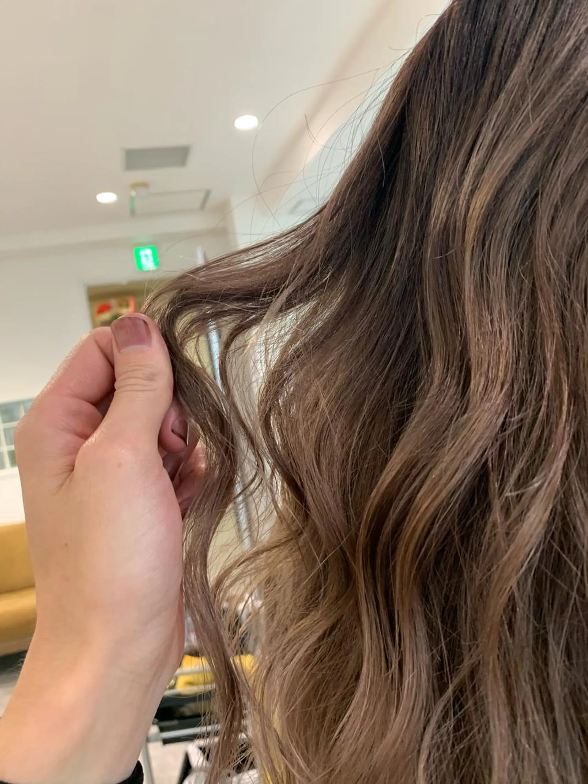 セミロング ヘアカラー ヨシミ カズヤのヘアスタイル