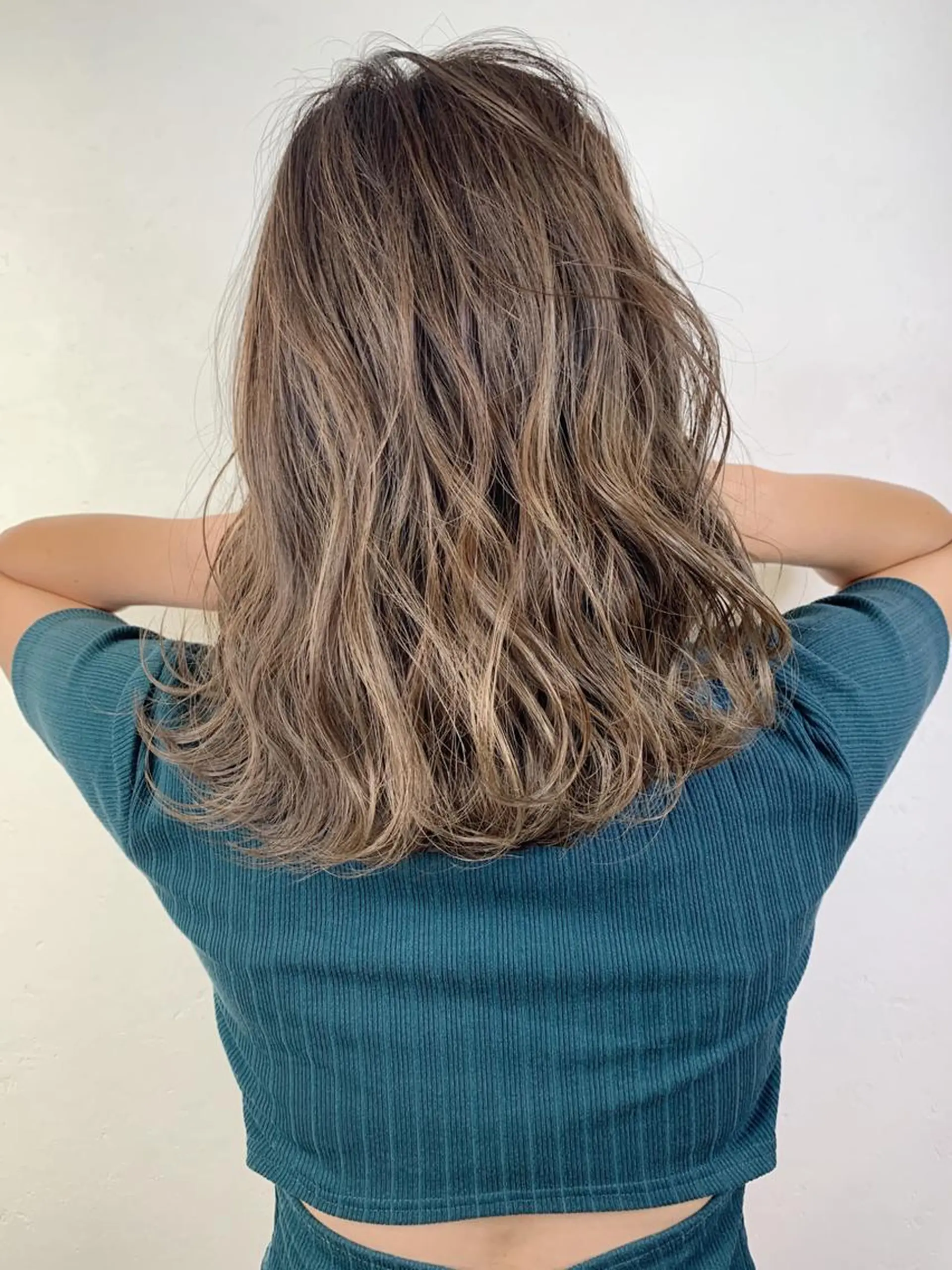 ミディアム アンダーバーホワイト 堺東店のヘアスタイル