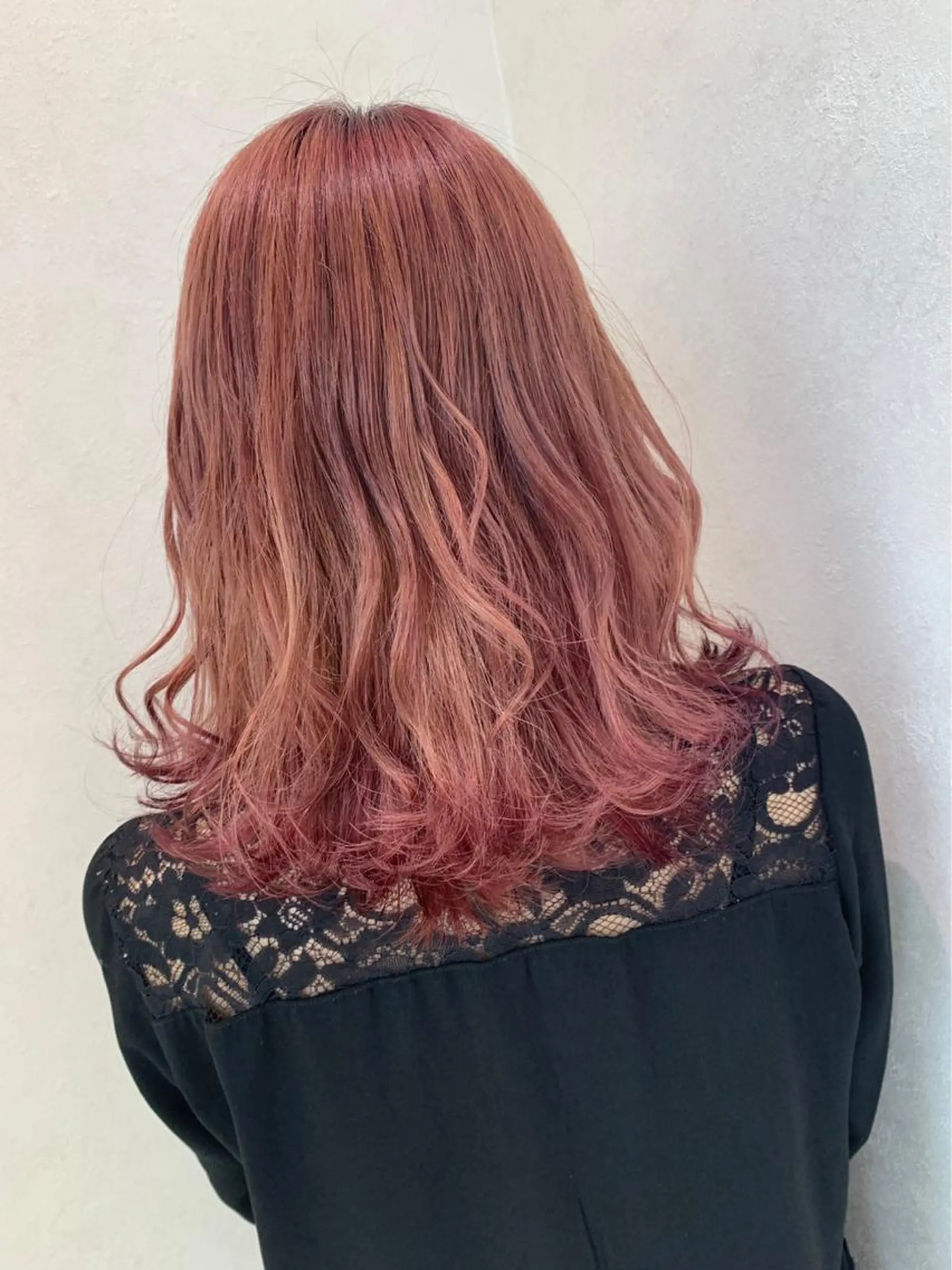 ミディアム カラー パーマ ヘアアレンジ ブリーチ ピンクカラー ハイトーンカラー🤍 山下 優華のヘアスタイル