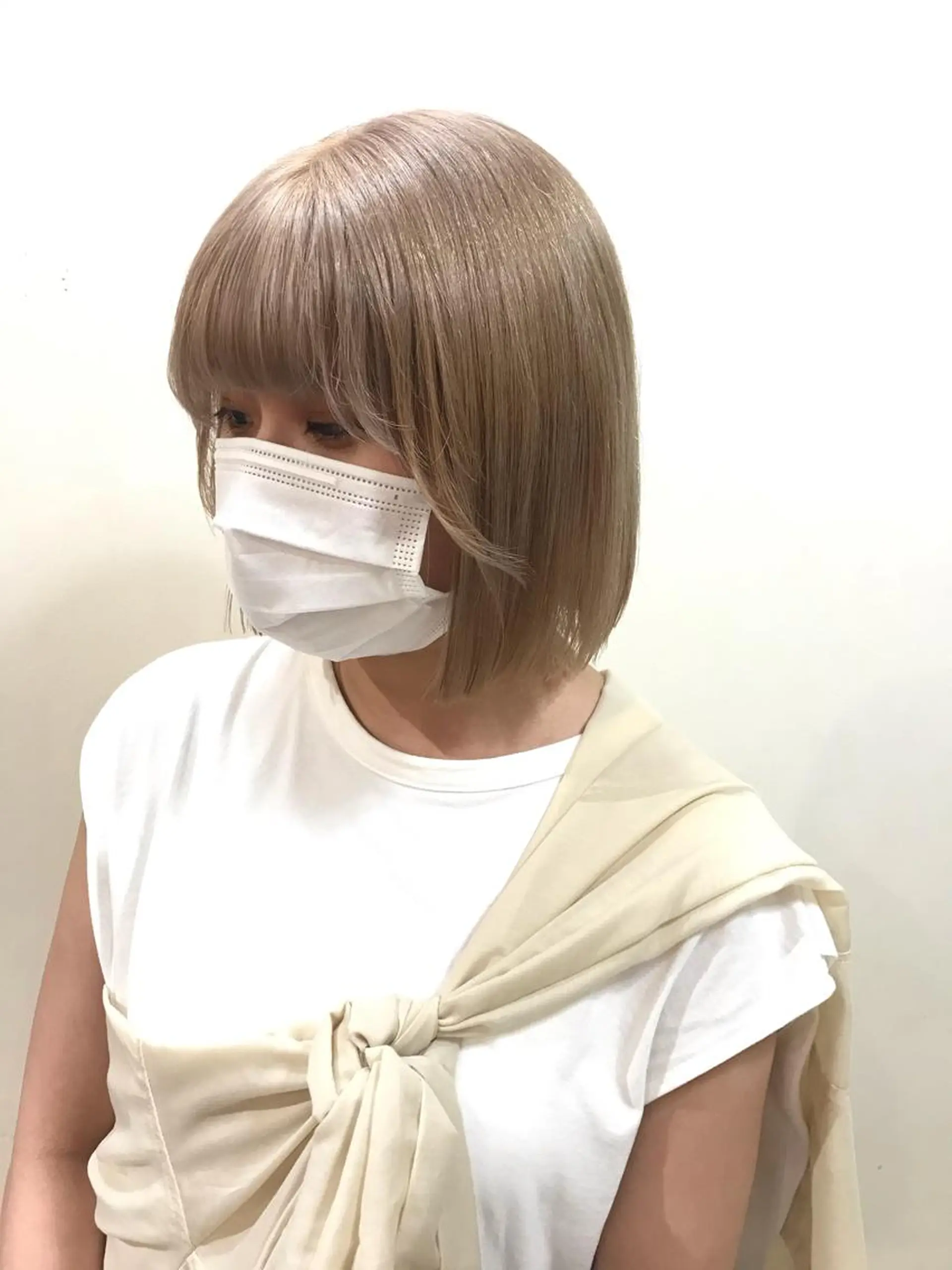 ショート カラー ベージュカラー ブリーチ ホワイトベージュ サカグチユキナ 【tocca】のヘアスタイル