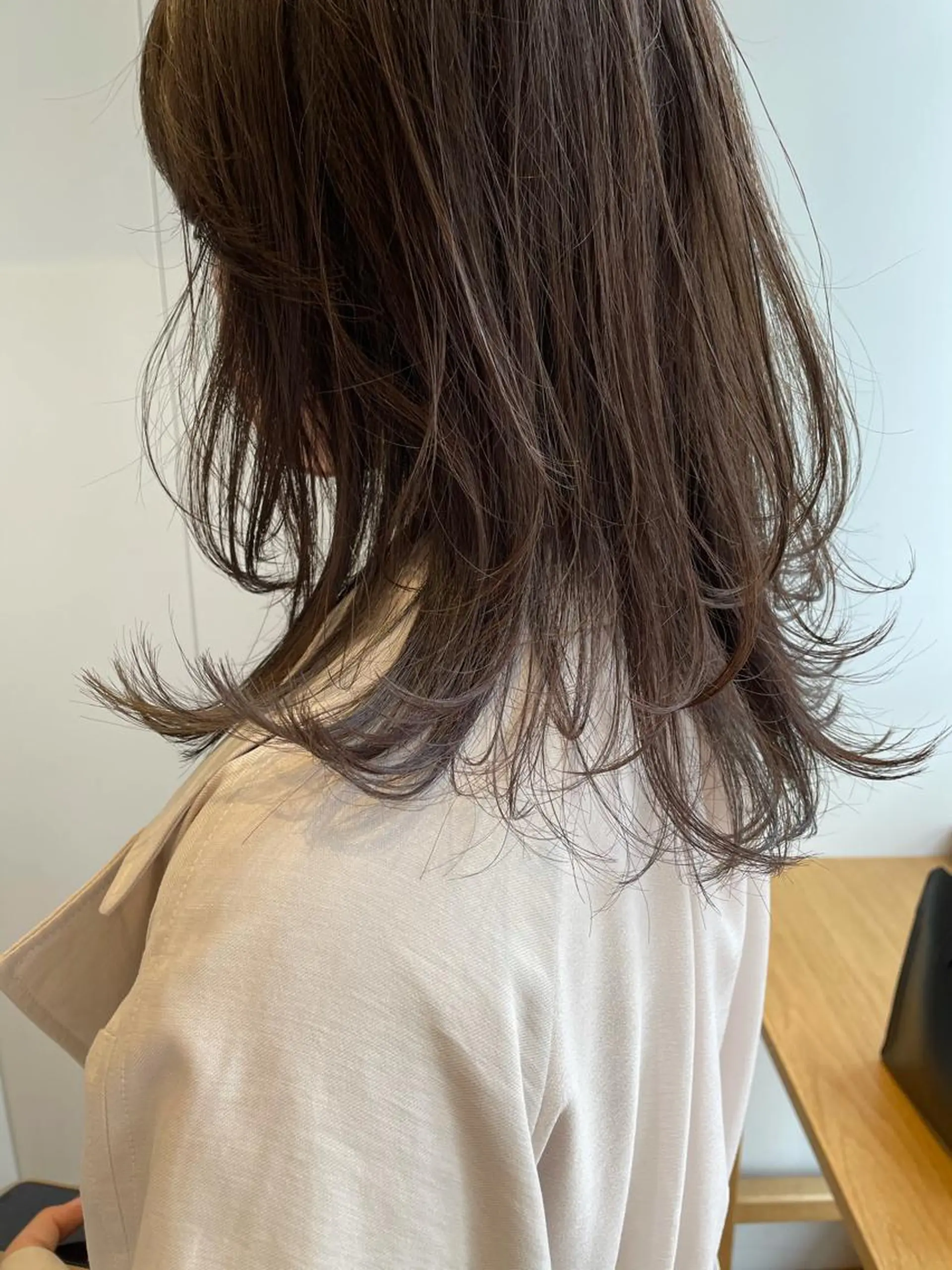 セミロング カラー ベージュカラー シルバー シルバーベージュ くびれヘア くびれレイヤー 美容室Violet所属・伊藤 ひかりのヘアスタイル