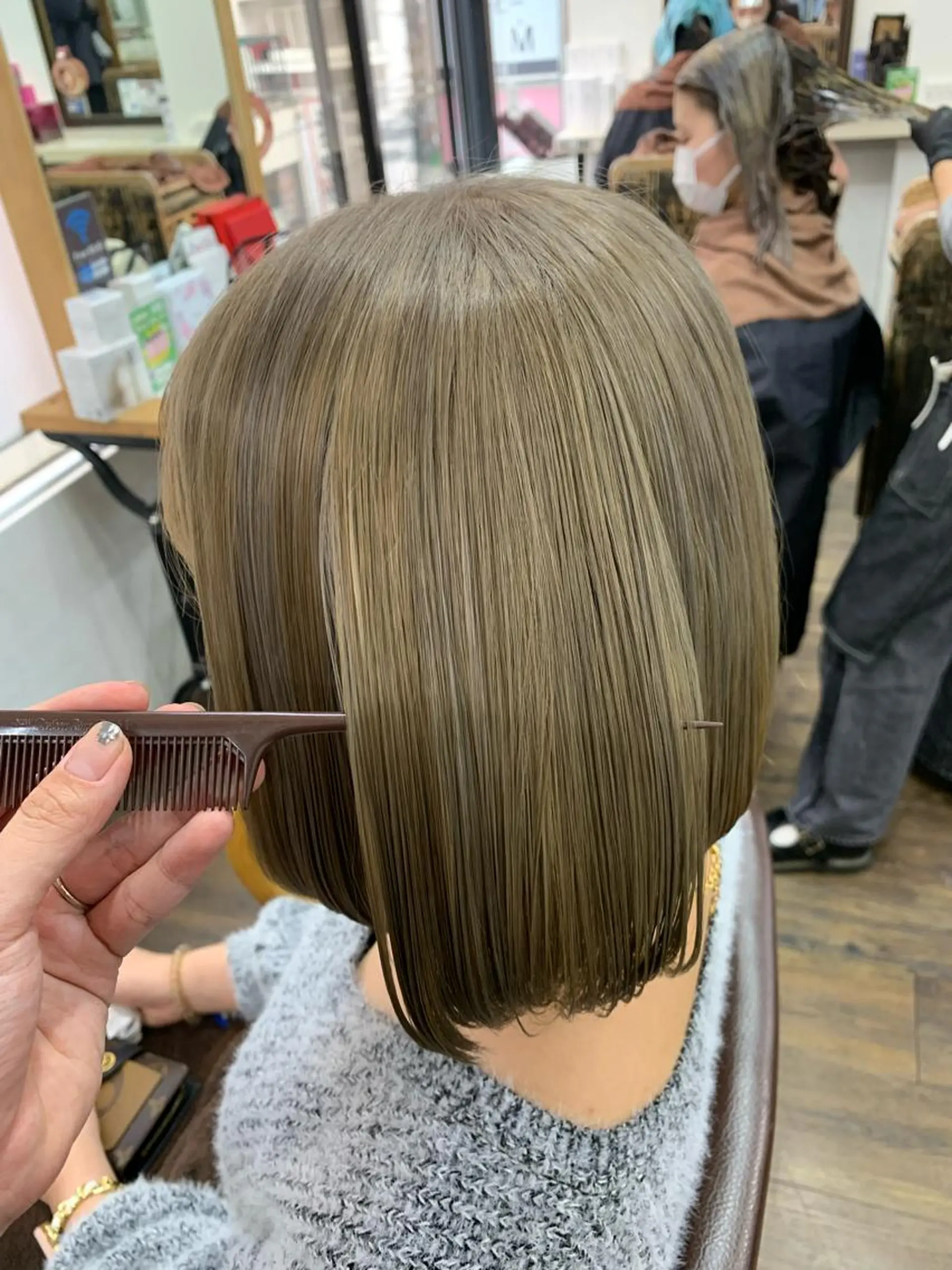 ショート カラー アッシュ ブリーチ ダブルカラー ハイトーンカラー ミルクティーアッシュ ヘアカラー 🌸U-topia 🌸伊藤穂乃花🌸のヘアスタイル