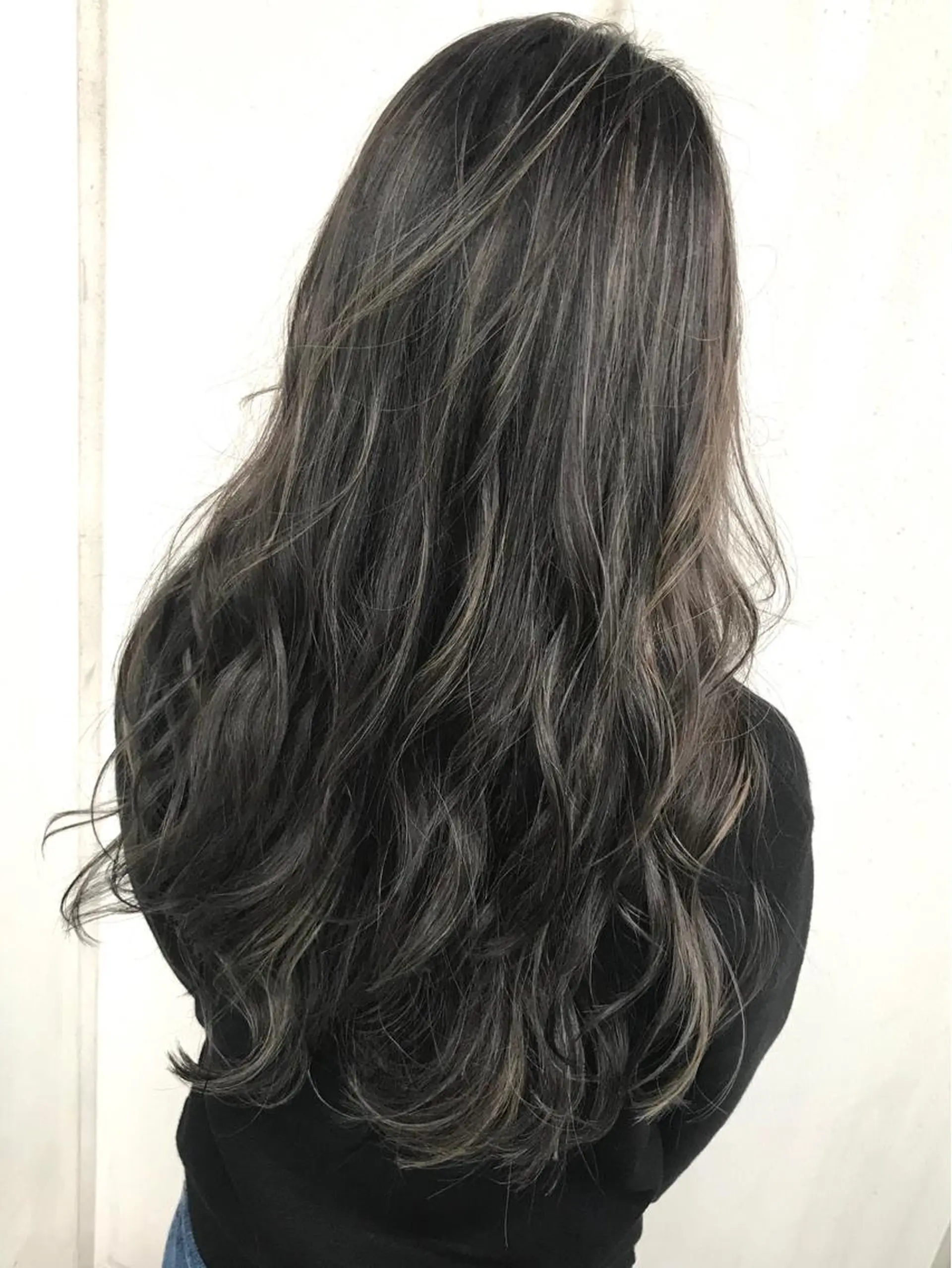 ロング カラー アッシュ アッシュグレー ハイライトカラー ハイライト Heart's所属・若杉 諒のヘアスタイル