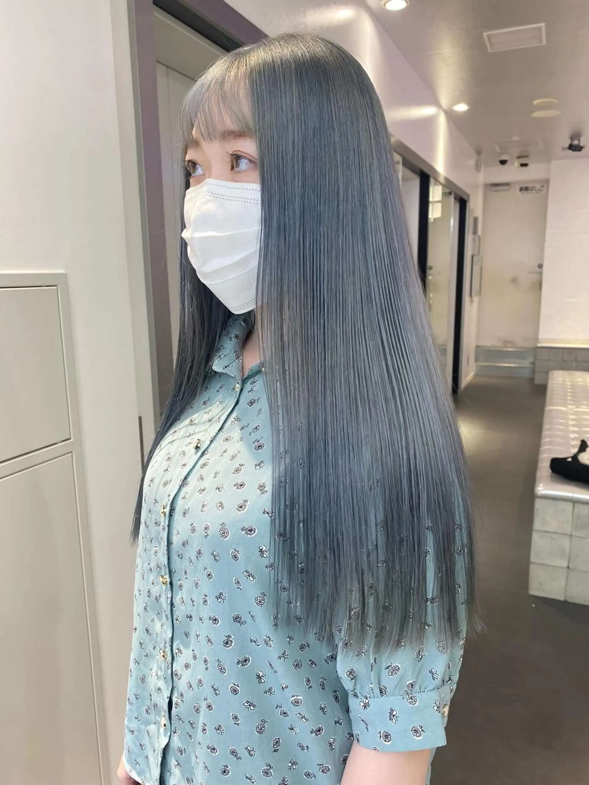 セミロング カラー ヘアアレンジ 黒髪 ブルーカラー ブルーブラック ネイビーカラー シルバー ヘアカラー トリートメント 🎨ハイトーン/ 切りっぱなし みつきのヘアスタイル