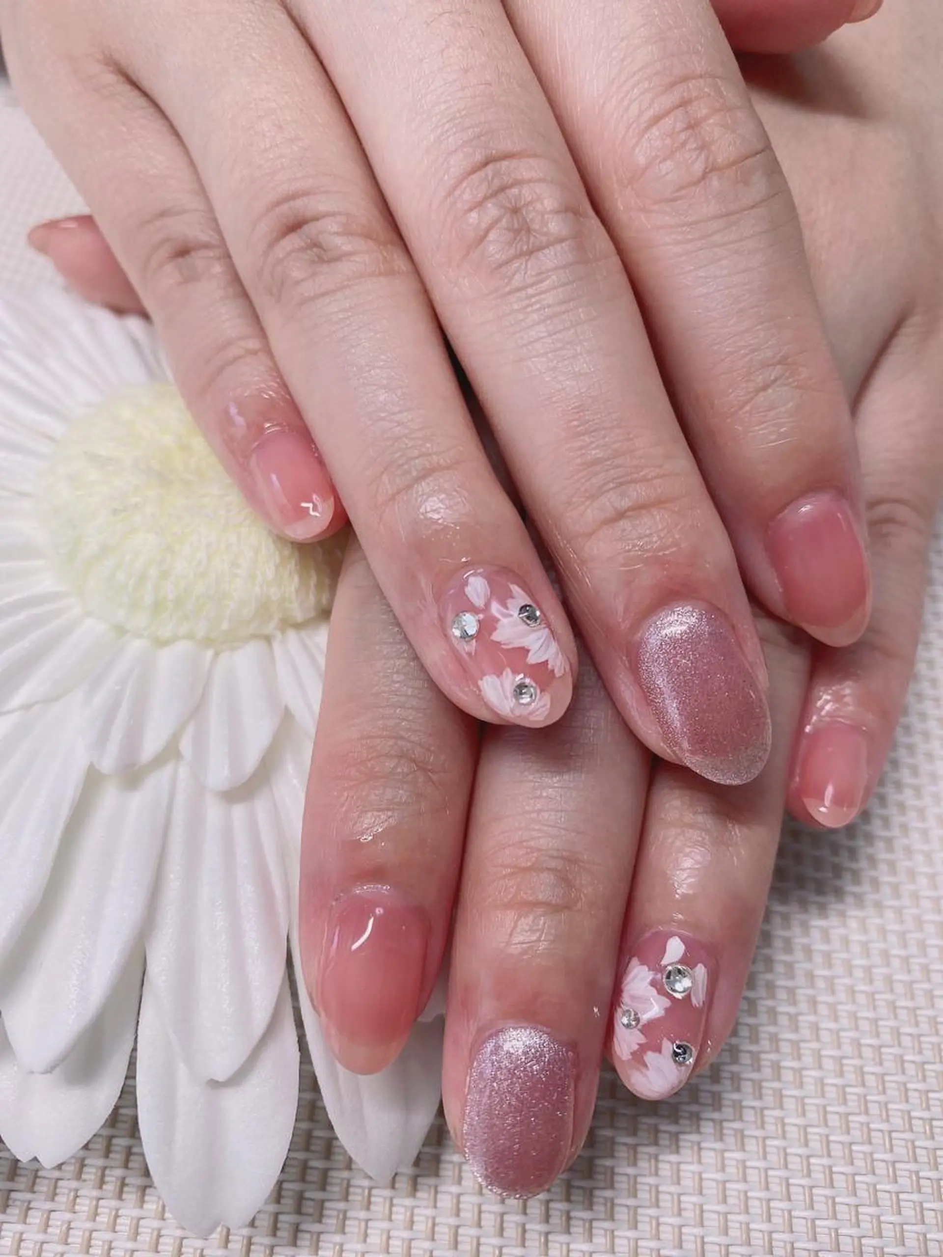 ネイル ガーリー マグネットネイル ピンク ストーンネイル Jasmine nailsalon所属・ジャスミン ネイルサロンのネイルデザイン