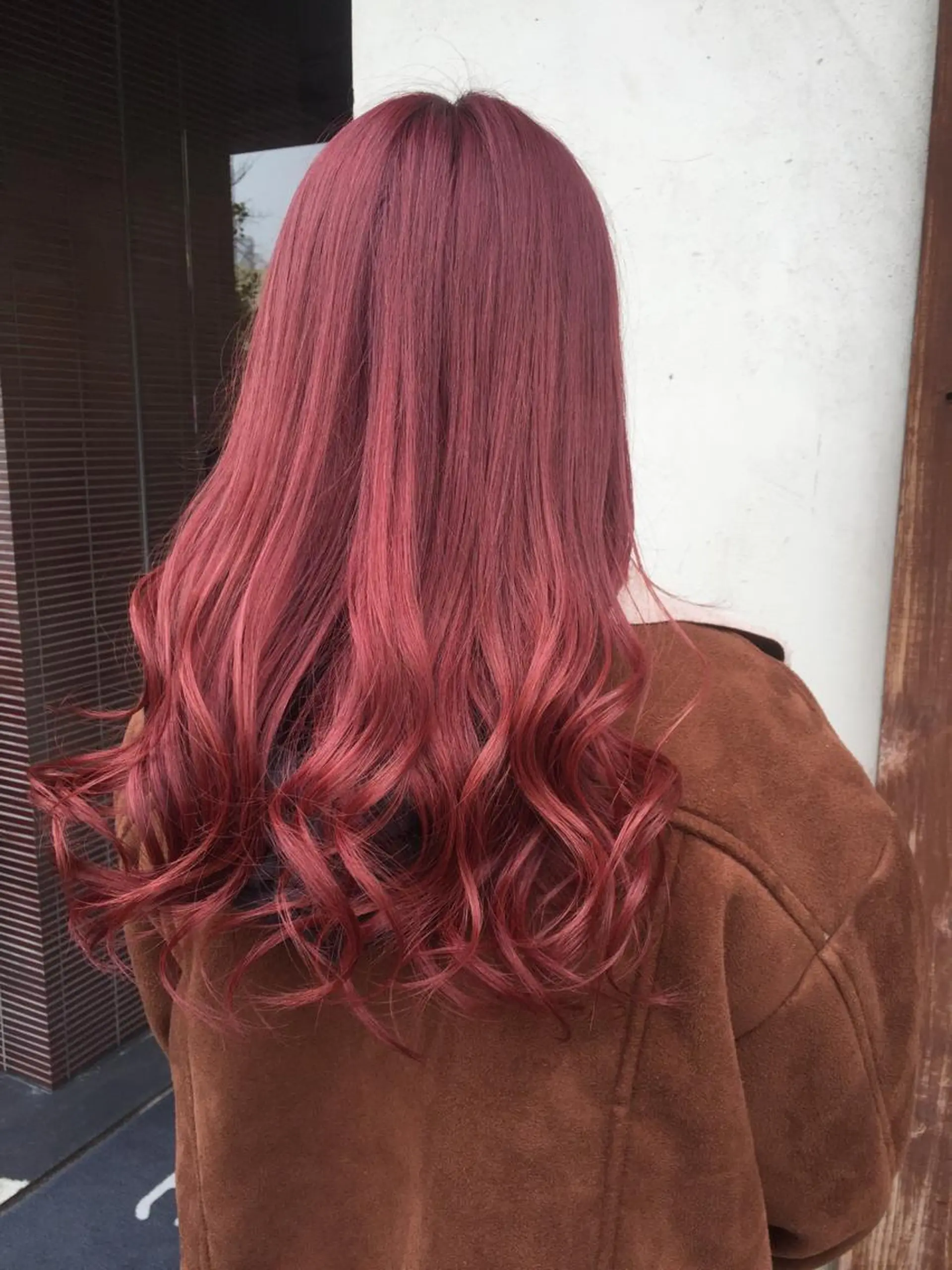 セミロング カラー ブリーチ ハイトーンカラー ピンクカラー レッドカラー ヘアカラー 髪質改善/痛ませ ないカラー/西村航大のヘアスタイル