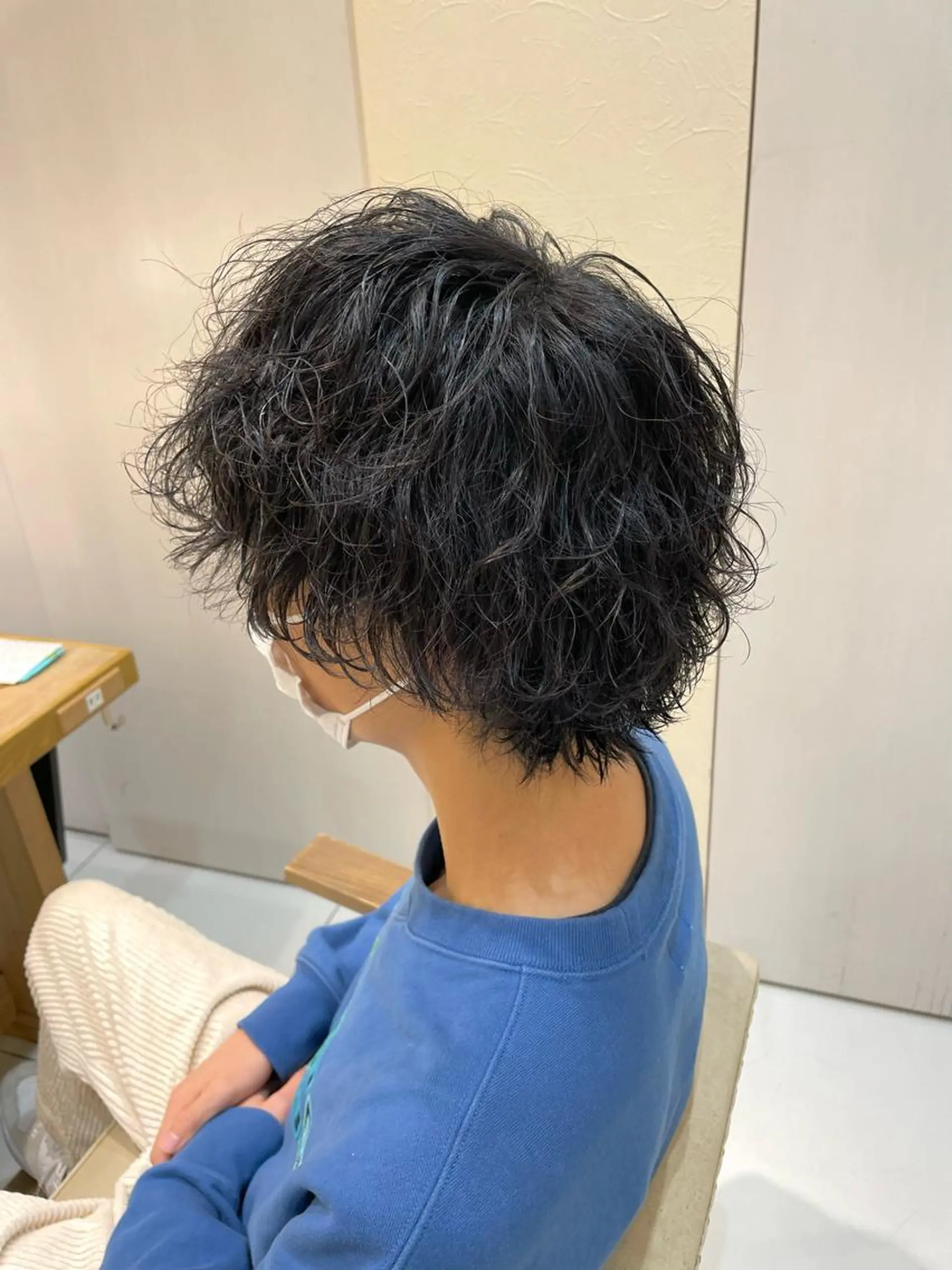 ミディアム パーマ メンズ ミディアムパーマ メンズブリーチ メンズパーマ 波巻きパーマ くせ毛 本厚木|縮毛矯正/ 酸性スト専門サロンのヘアスタイル