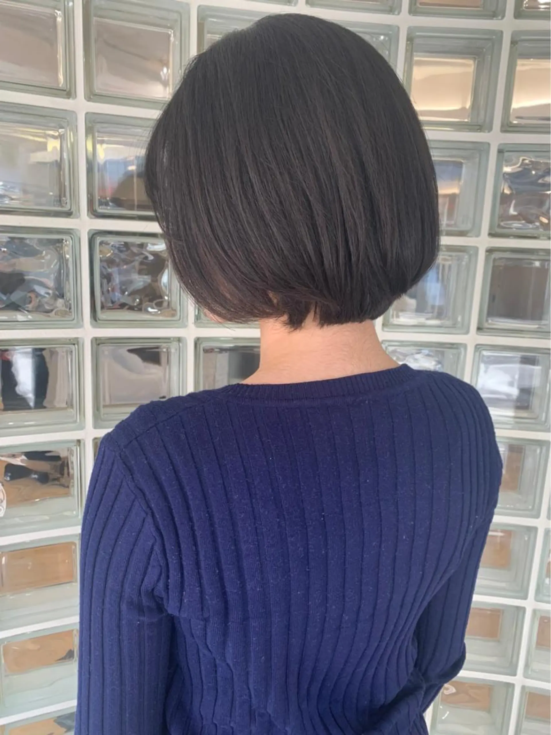 ミディアム 秋葉原オタク向け美容室OFF-KAi!!所属・渡部凌我 小顔ウルフ ハイトーンカラーのヘアスタイル