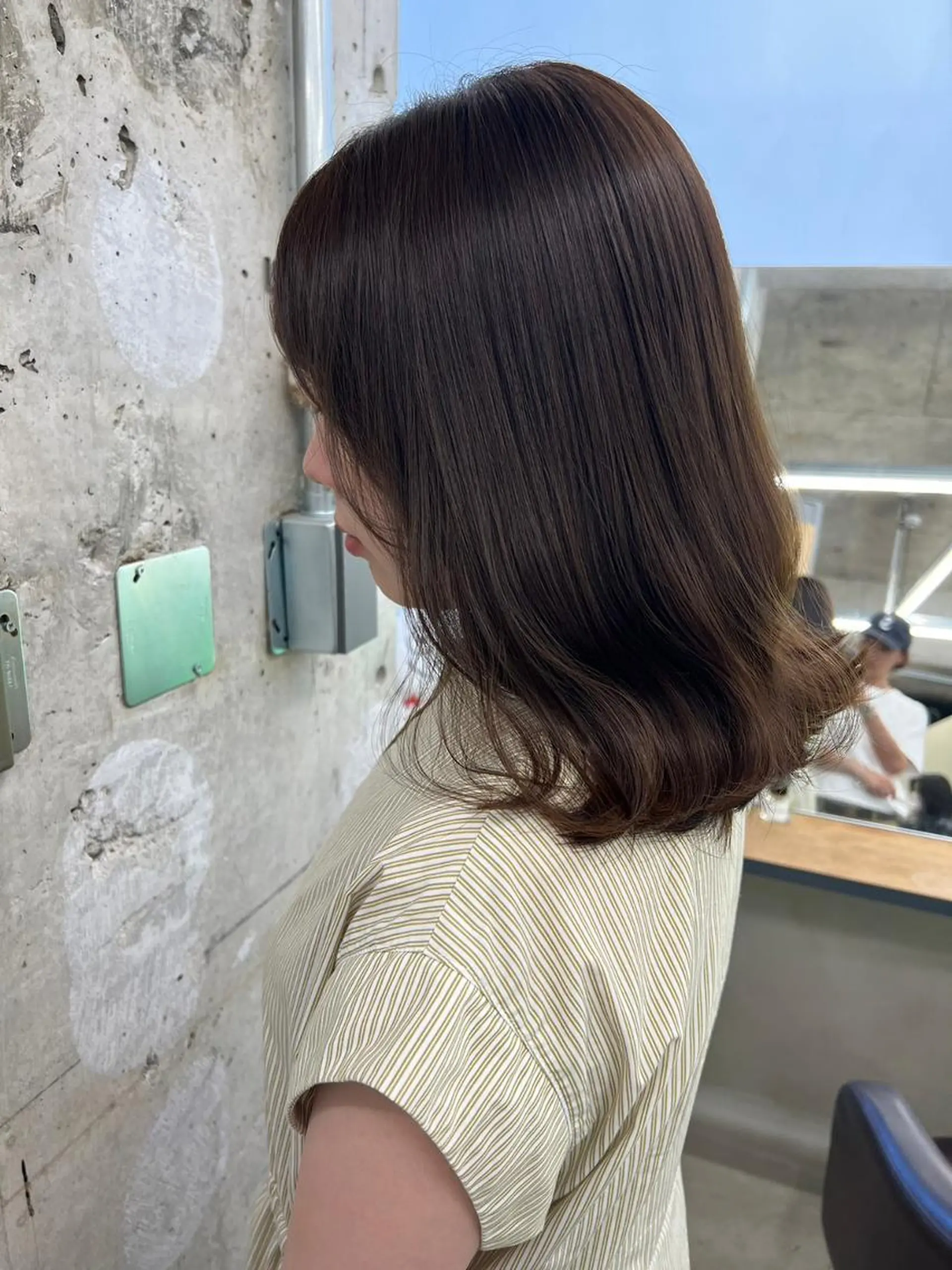 ミディアム カラー パーマ ヘアアレンジ ミディアムパーマ アディクシーカラー ベージュカラー ケアカラー 透明感カラー カット ヘアカラー トリートメント 【ヘアケア特化型】 newi天王寺のヘアスタイル