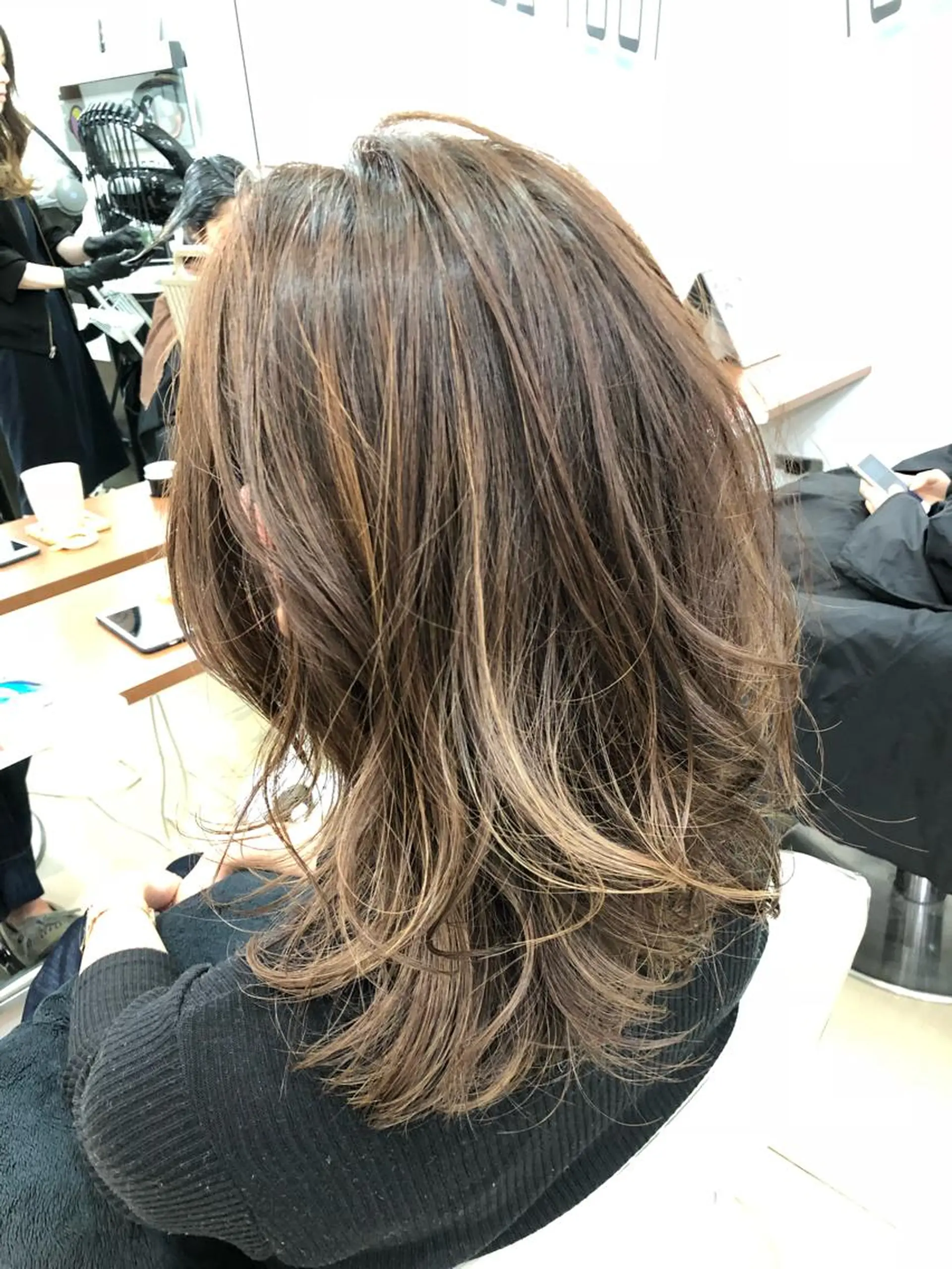 セミロング カラー 岩出 俊のヘアスタイル