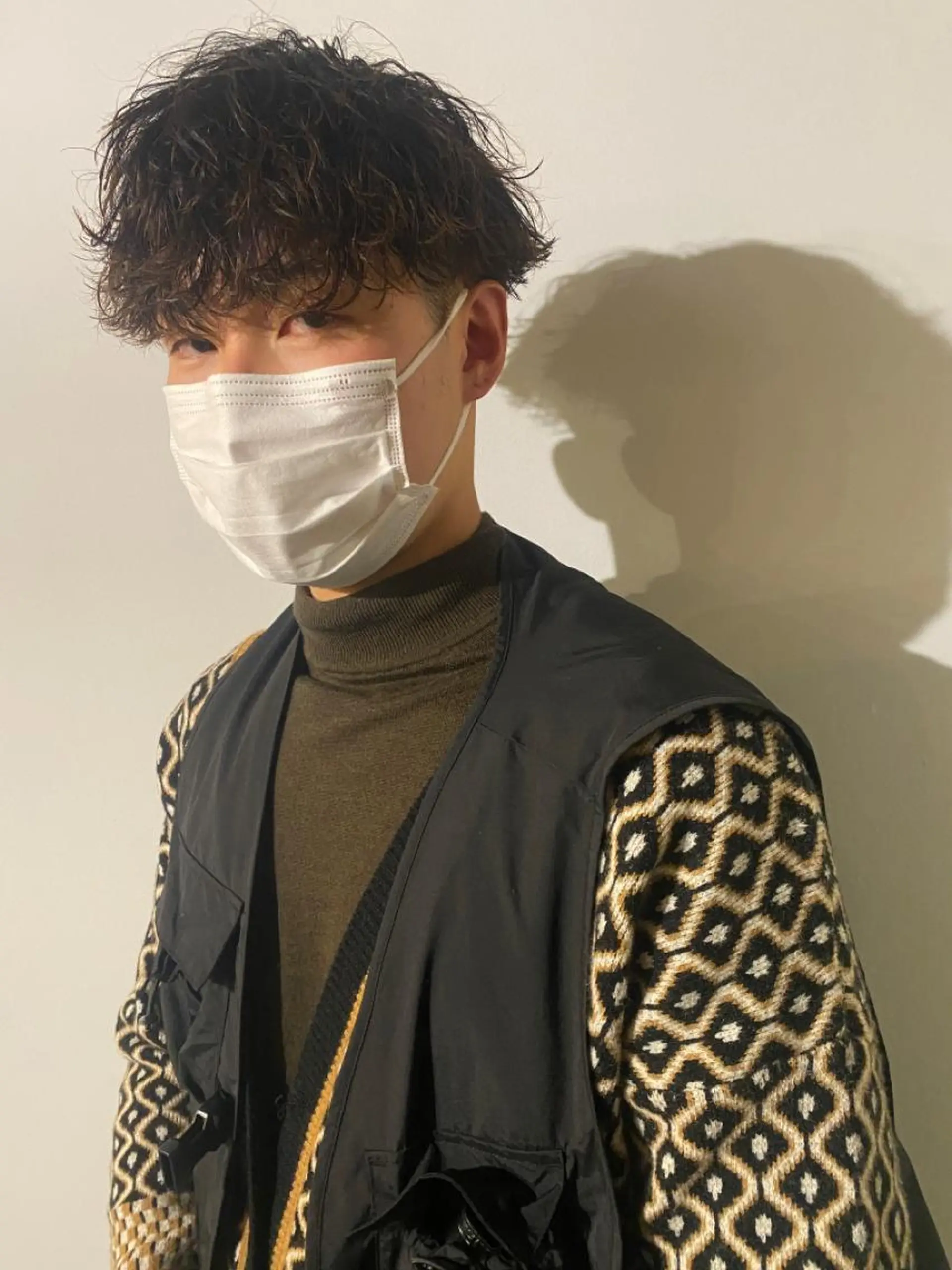 ミディアム カラー メンズ ミディアムパーマ メンズブリーチ コンマヘア フェードカット メンズハイライト 🔹YUTA🔹 メンズパーマのヘアスタイル