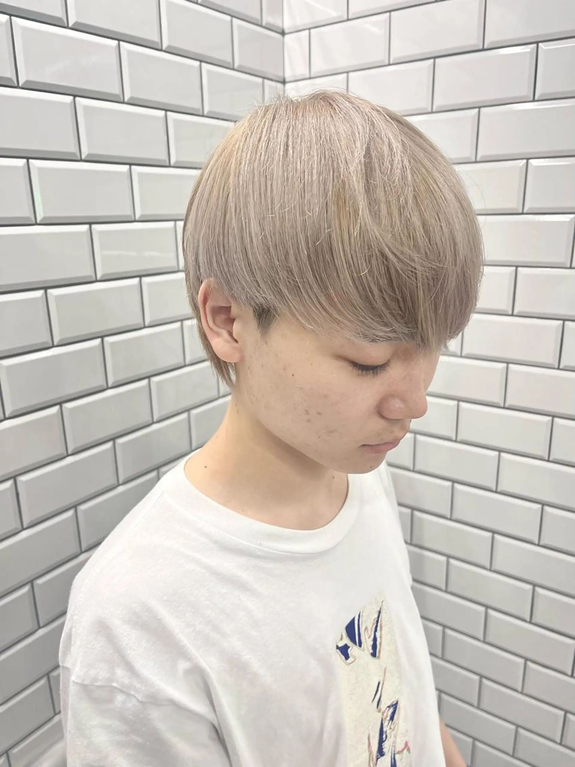 ショート カラー メンズ ベージュカラー ミルクティーベージュ ホワイトミルクティーベージュ カット ヘアカラー トリートメント ヘアセット newi赤羽 HINATAのヘアスタイル