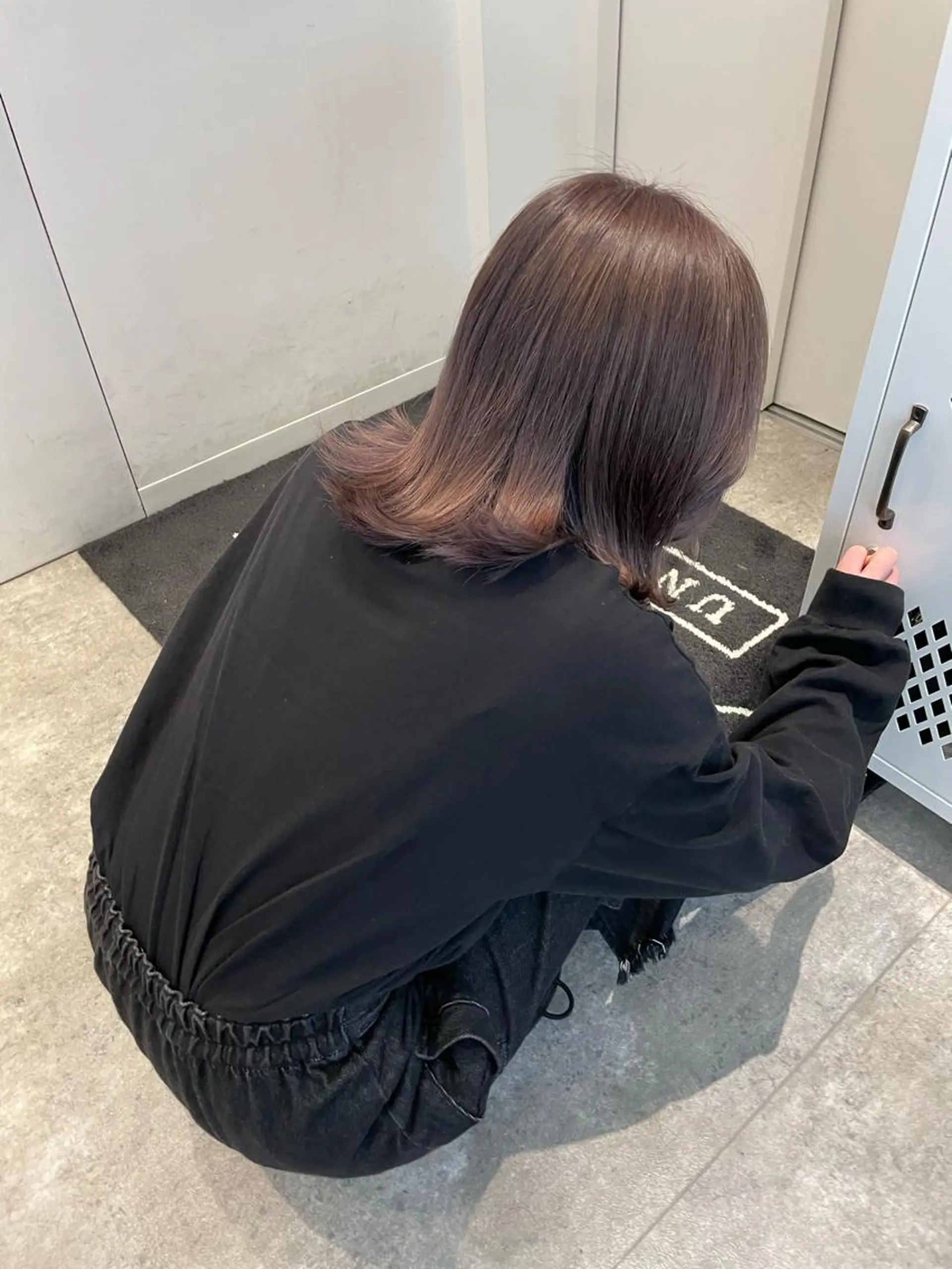 ミディアム カラー ブリーチ グレージュ ピンクカラー 岩戸 新のヘアスタイル