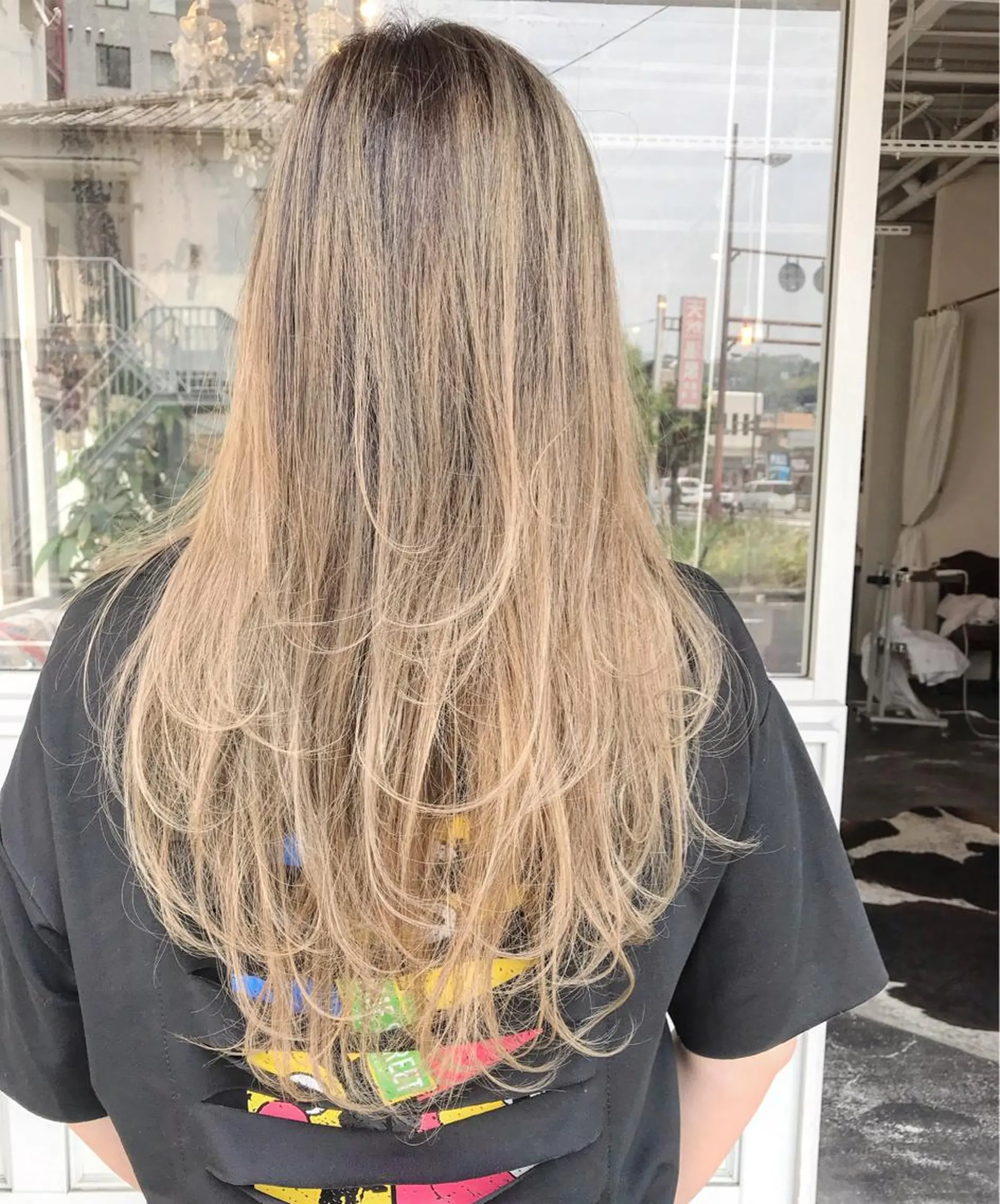 ロング カラー ヘアアレンジ お団子ヘア 切りっぱなしボブ バレイヤージュ ブリーチ デザインカラー Mariana/ 鶴原-ハイライトのヘアスタイル