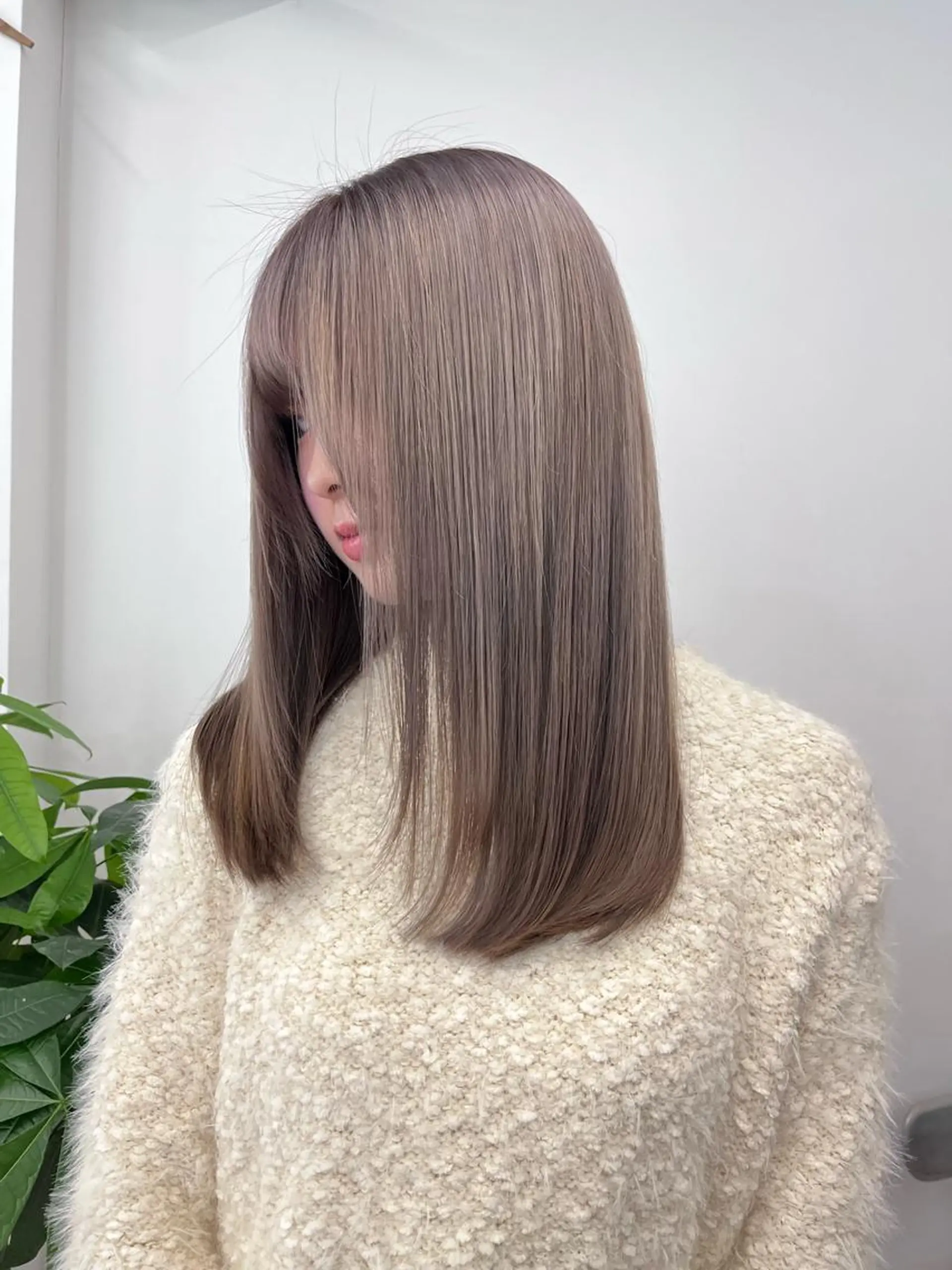 セミロング カラー パーマ ヘアアレンジ メンズ キッズ ネイル マツエク・マツパ アイブロウ メンズインナーカラー メンズ韓国風 黒髪 ブルーカラー ブルーブラック カット ヘアカラー トリートメント 武田涼レイヤーカット 髪質改善×縮毛矯正のヘアスタイル