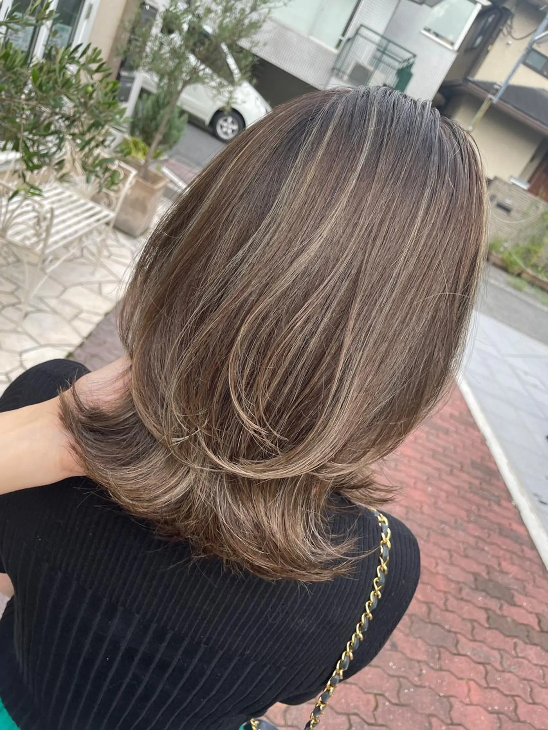 ミディアム カラー ベージュカラー グレージュ ハイライトカラー くびれヘア ハイライト カット ヘアカラー トリートメント BEBE所属・ご新規様限定 透明感カラーKANAのヘアスタイル