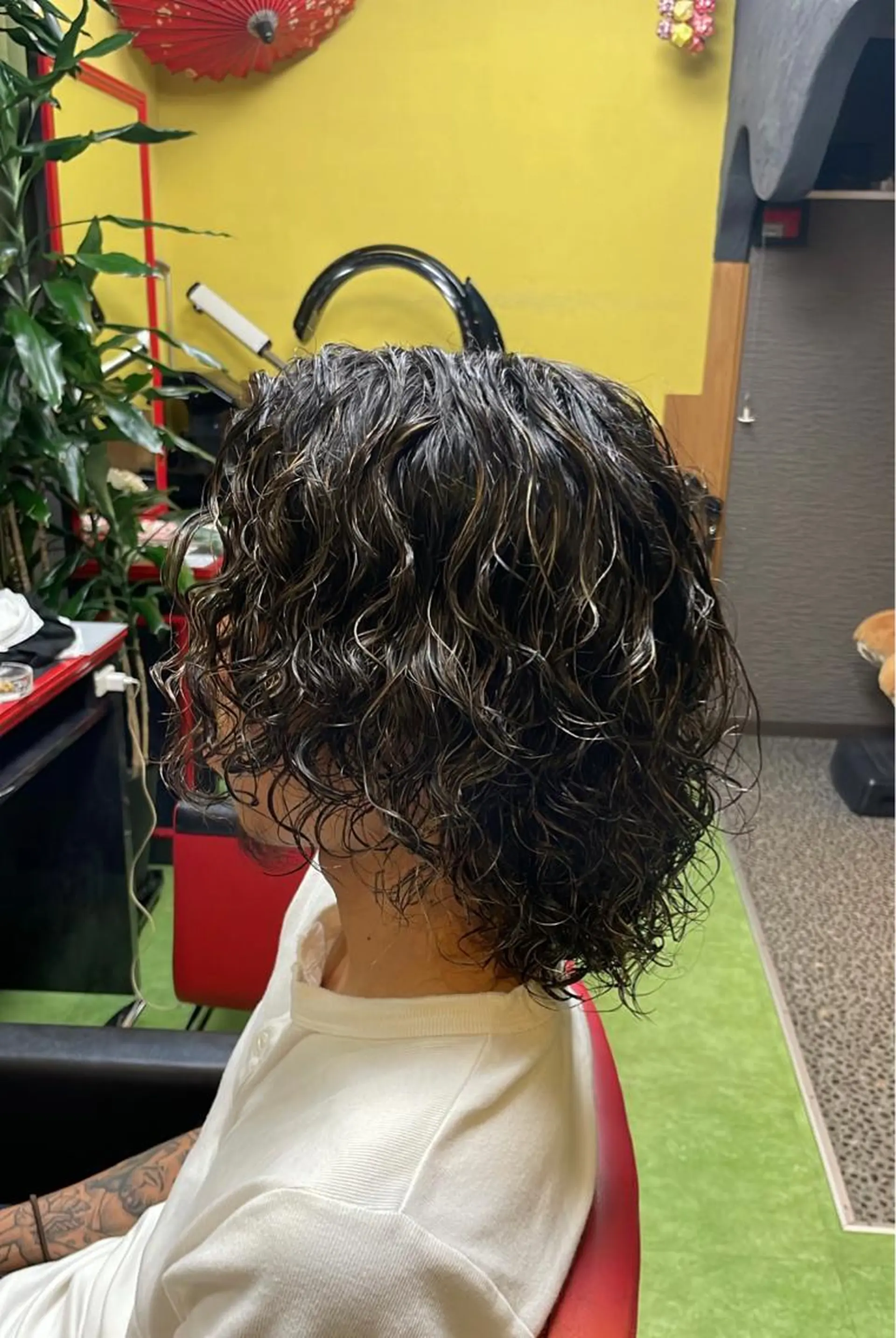 ショート カラー パーマ メンズ メンズハイライト メンズパーマ ハイライトカラー ハイライト スパイラルパーマ パーマ デザインカラー🏝️ 須賀汐音のヘアスタイル