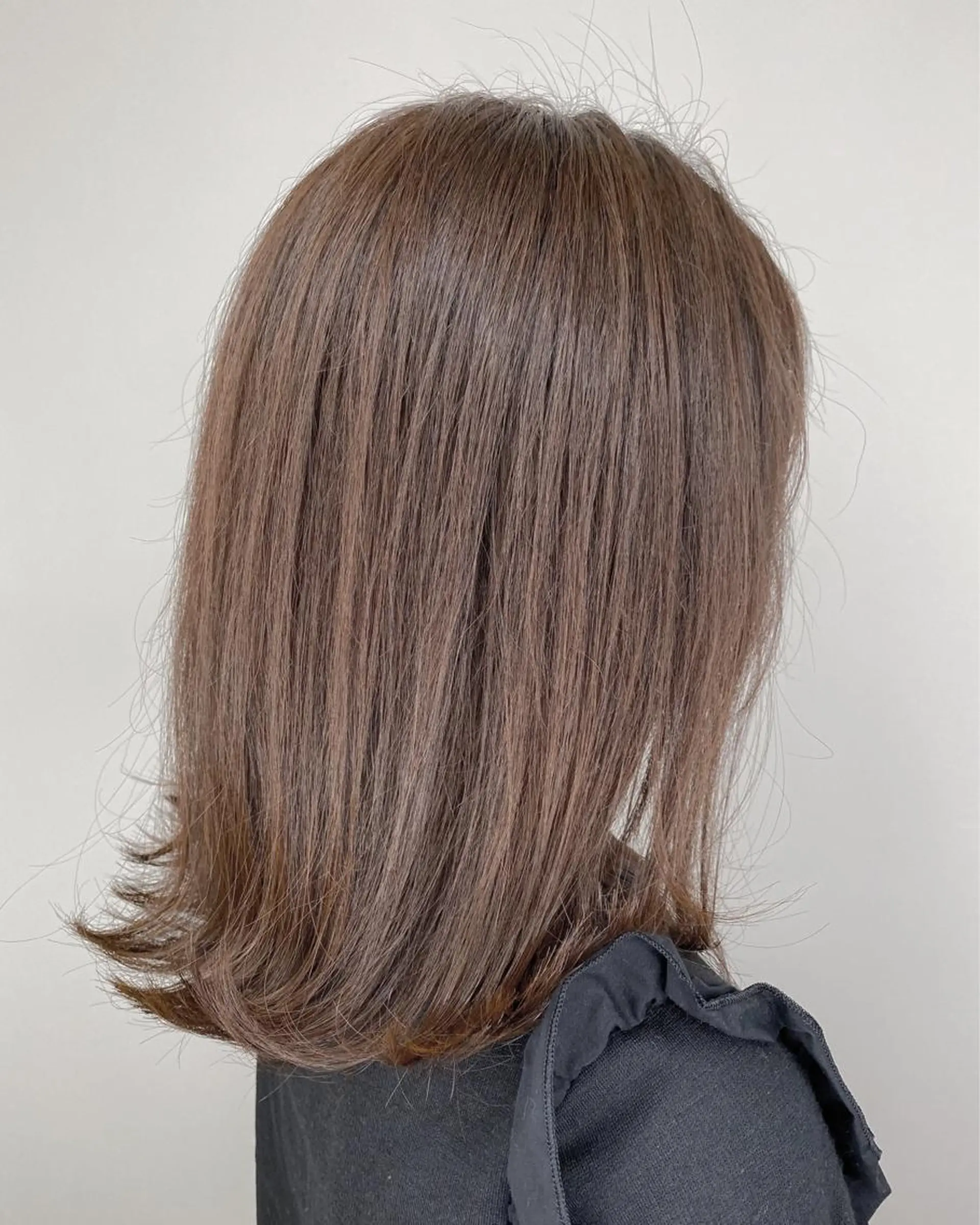セミロング カラー グレージュ ミルクティーグレージュ SALOWIN神戸三宮East店所属・【透明感、艶髪】西村 有司のヘアスタイル