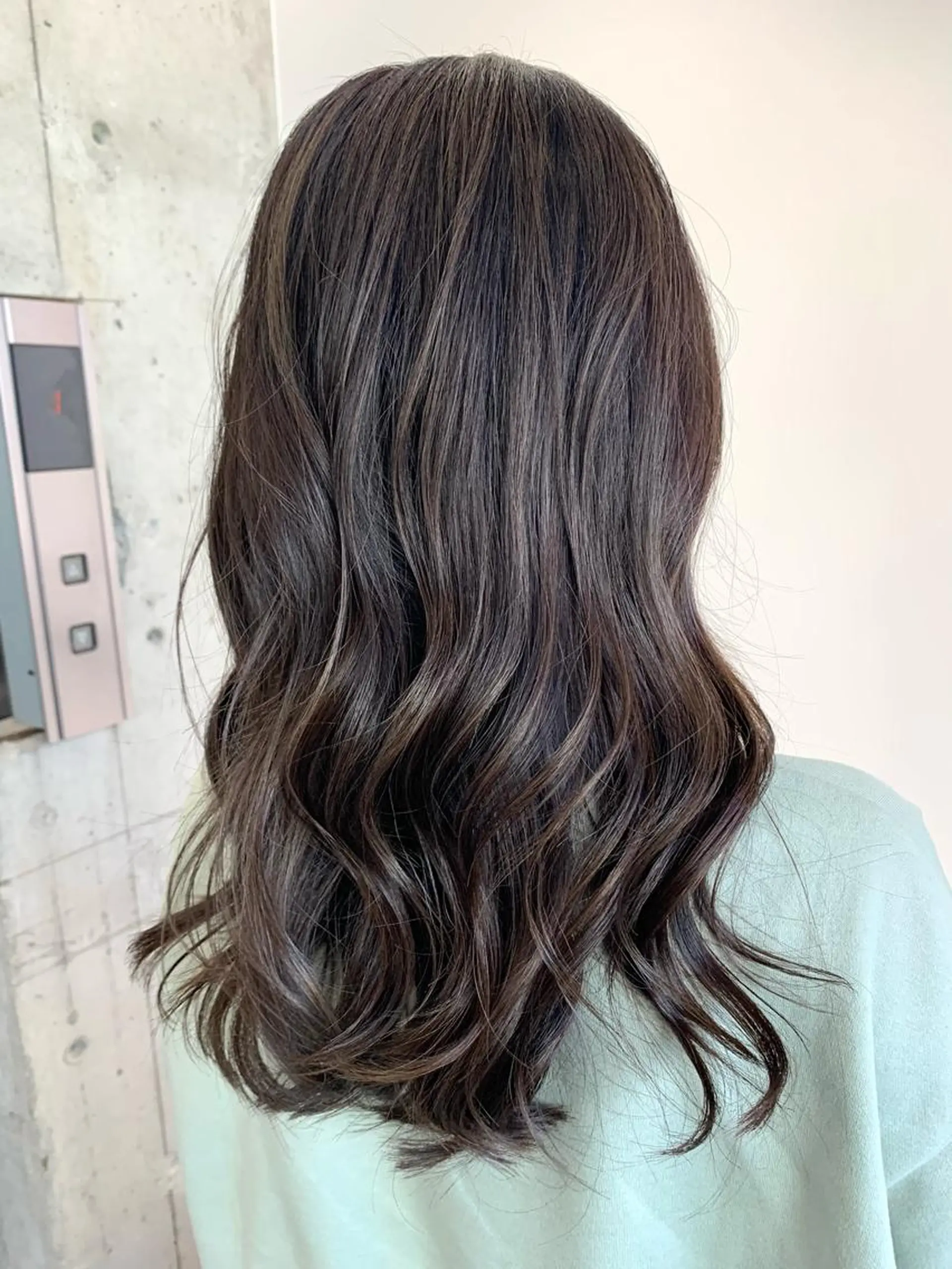 ロング カラー アッシュ ベージュカラー ハイライトカラー ハイライト yuri🌼 NUMBER 天王寺のヘアスタイル