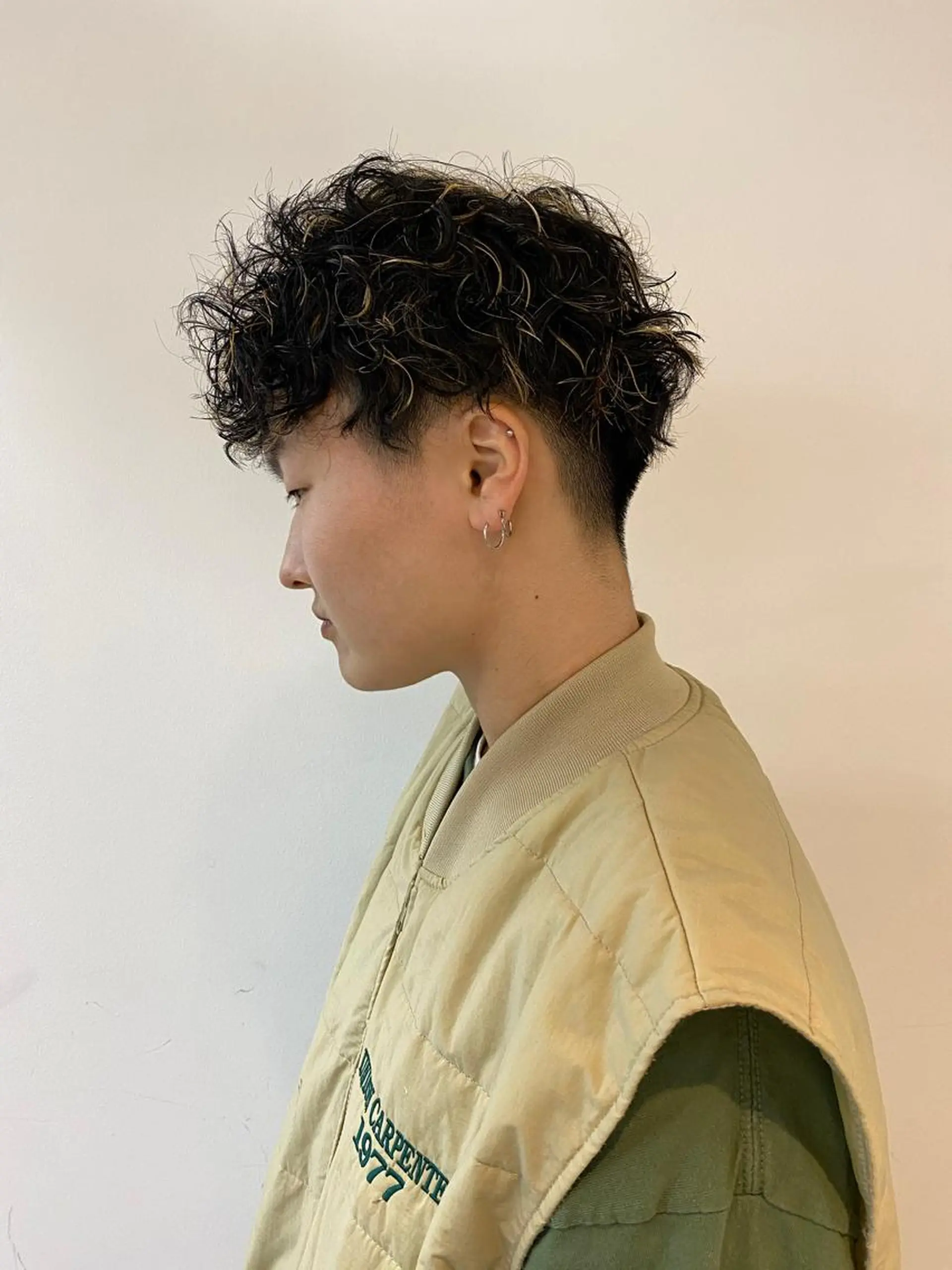 ショート パーマ メンズ メンズバレイヤージュ メンズブリーチ センターパート フェードカット メンズハイライト THE  AGATA TOKYO所属・外国人風パーマ/デザ インカット🦕✨アミのヘアスタイル