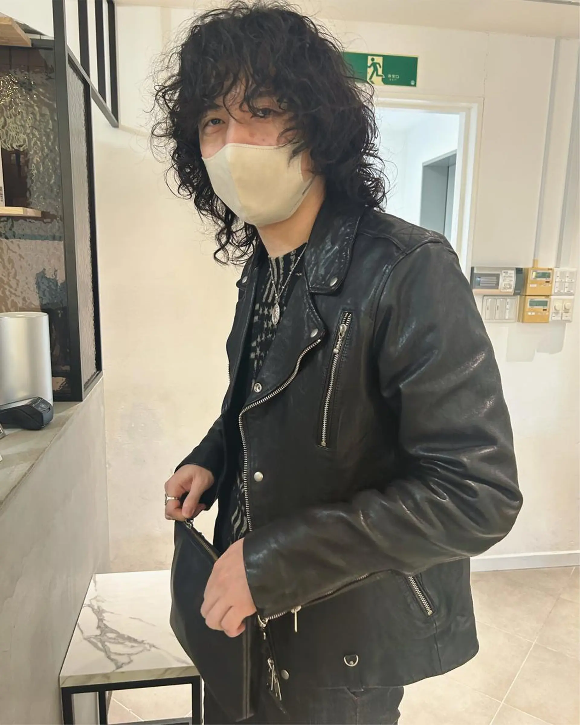 ミディアム パーマ メンズ ミディアムパーマ メンズパーマ カット パーマ トリートメント Loom.所属・村上雅人 ナチュラルモードのヘアスタイル