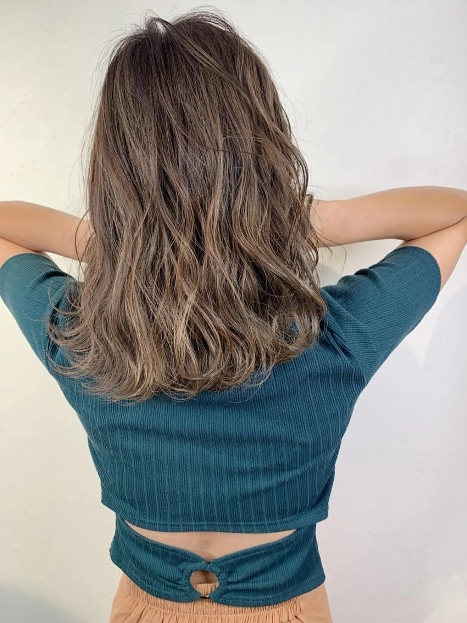 ミディアム ボブ 斜めバング 外国人風カラー 伸ばしかけ ハイライト ＿WHITE鳳店 アンダーバーホワイトのヘアスタイル