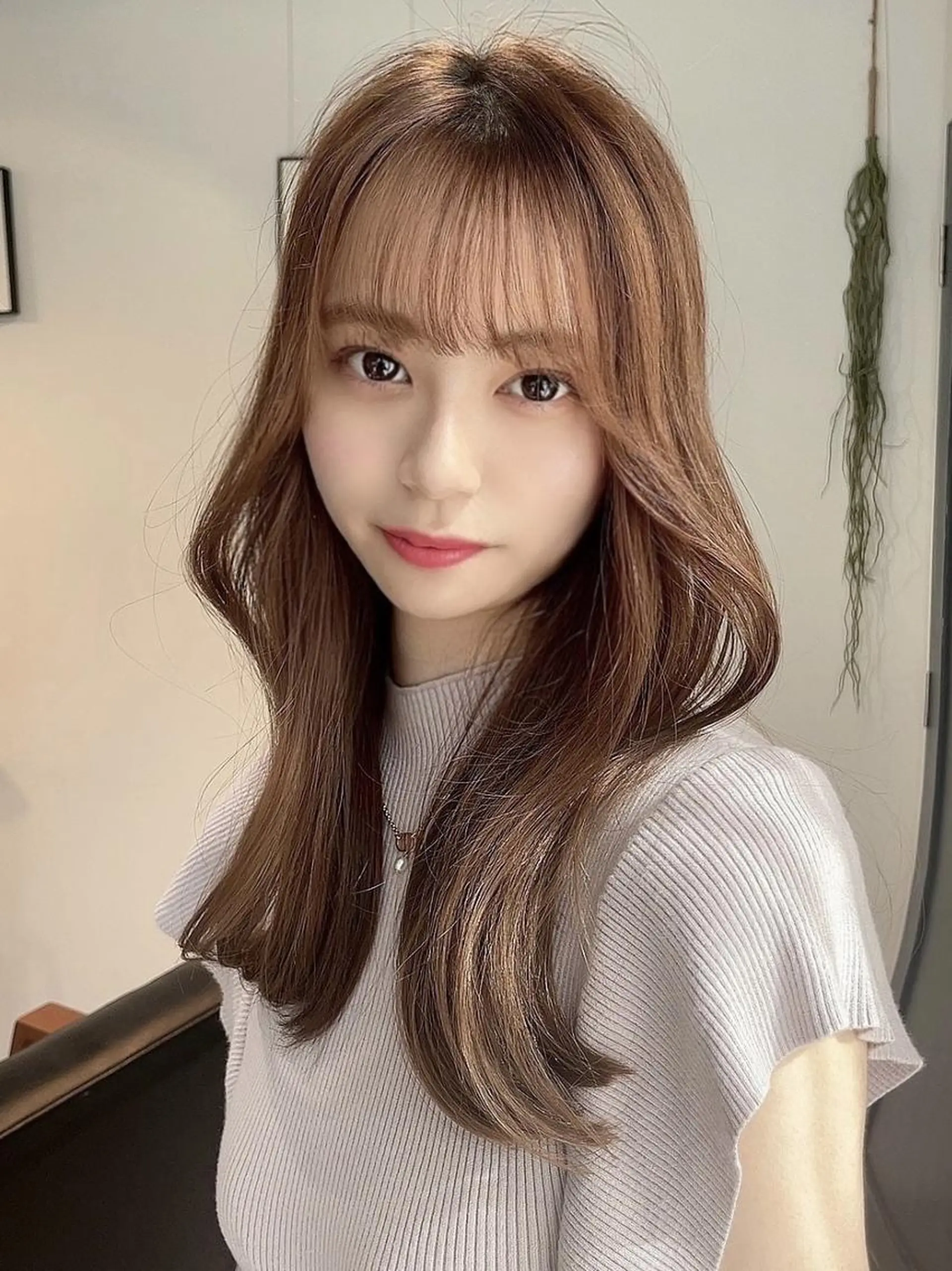 セミロング 岩月ちさと まつ毛/カラーのヘアスタイル