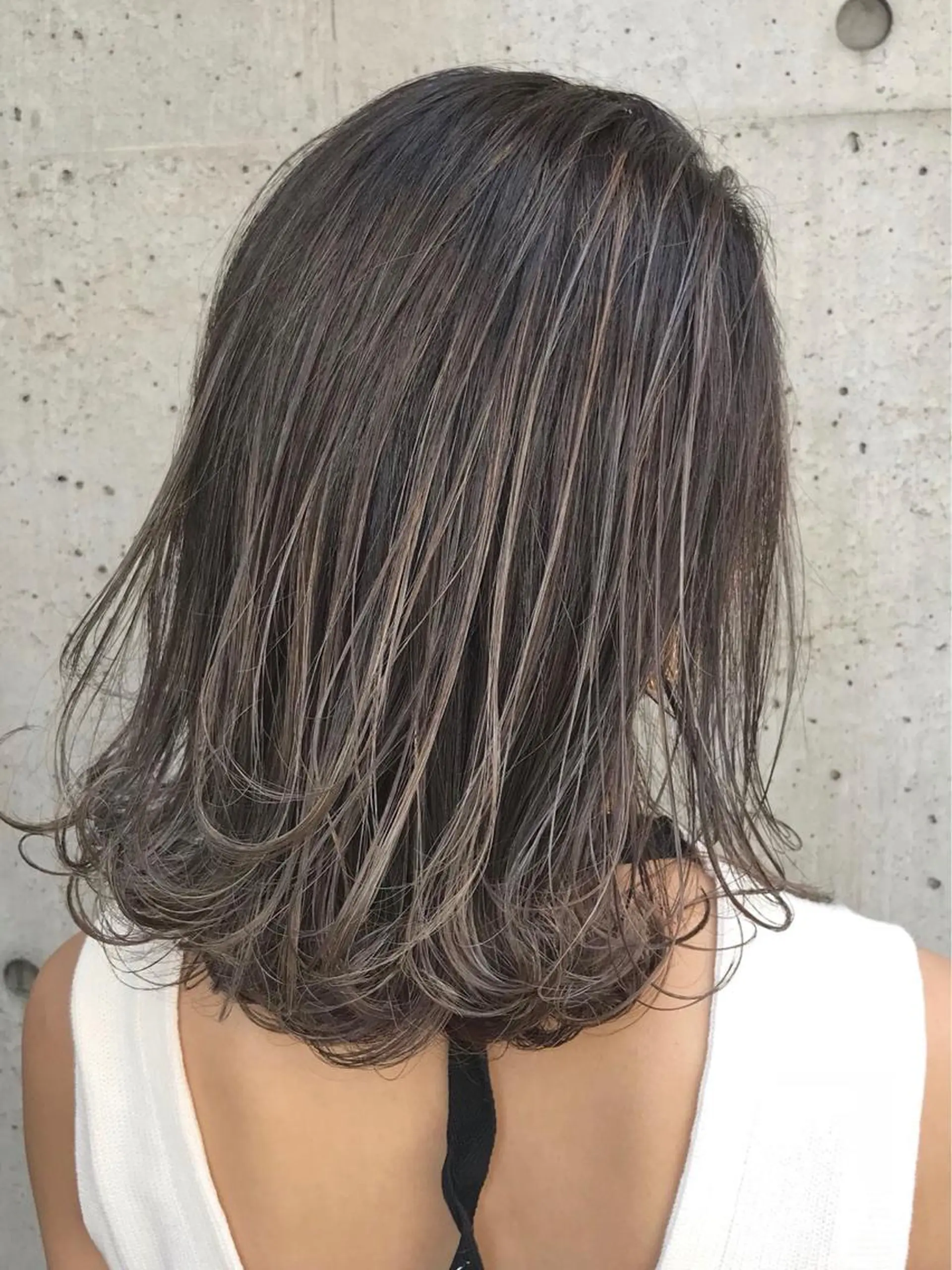 ミディアム カラー アディクシーカラー アッシュ ベージュカラー ブリーチ グラデーションカラー カット ヘアカラー トリートメント Toiro 中目黒のヘアスタイル