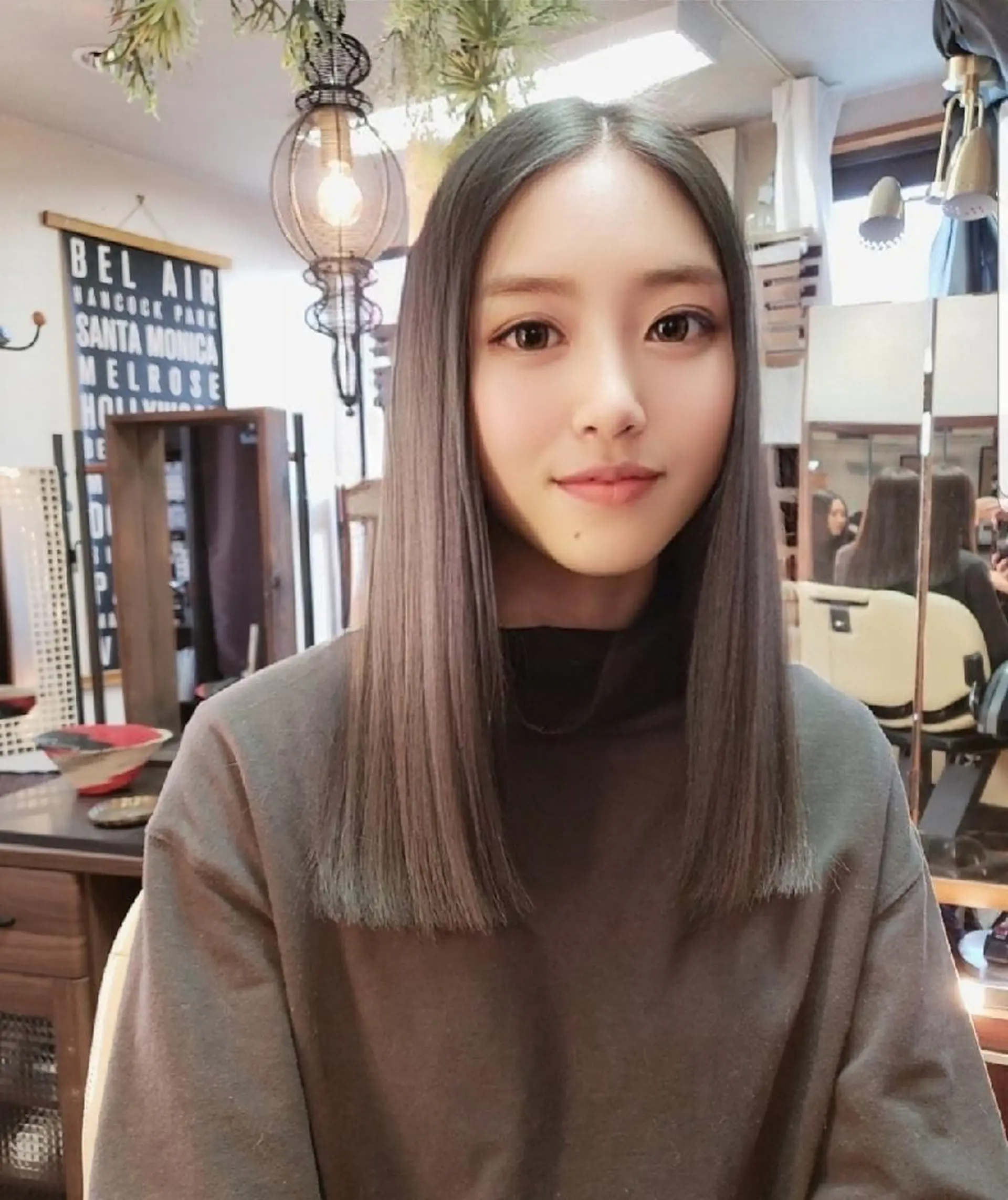 セミロング カラー アッシュ ブリーチ イヤリングカラー インナーカラー ブリーチなしカラー カット ヘアカラー トリートメント sinistra シニストラ 足利山下店所属・シニストラ足利 原宿表参道のカラーのヘアスタイル