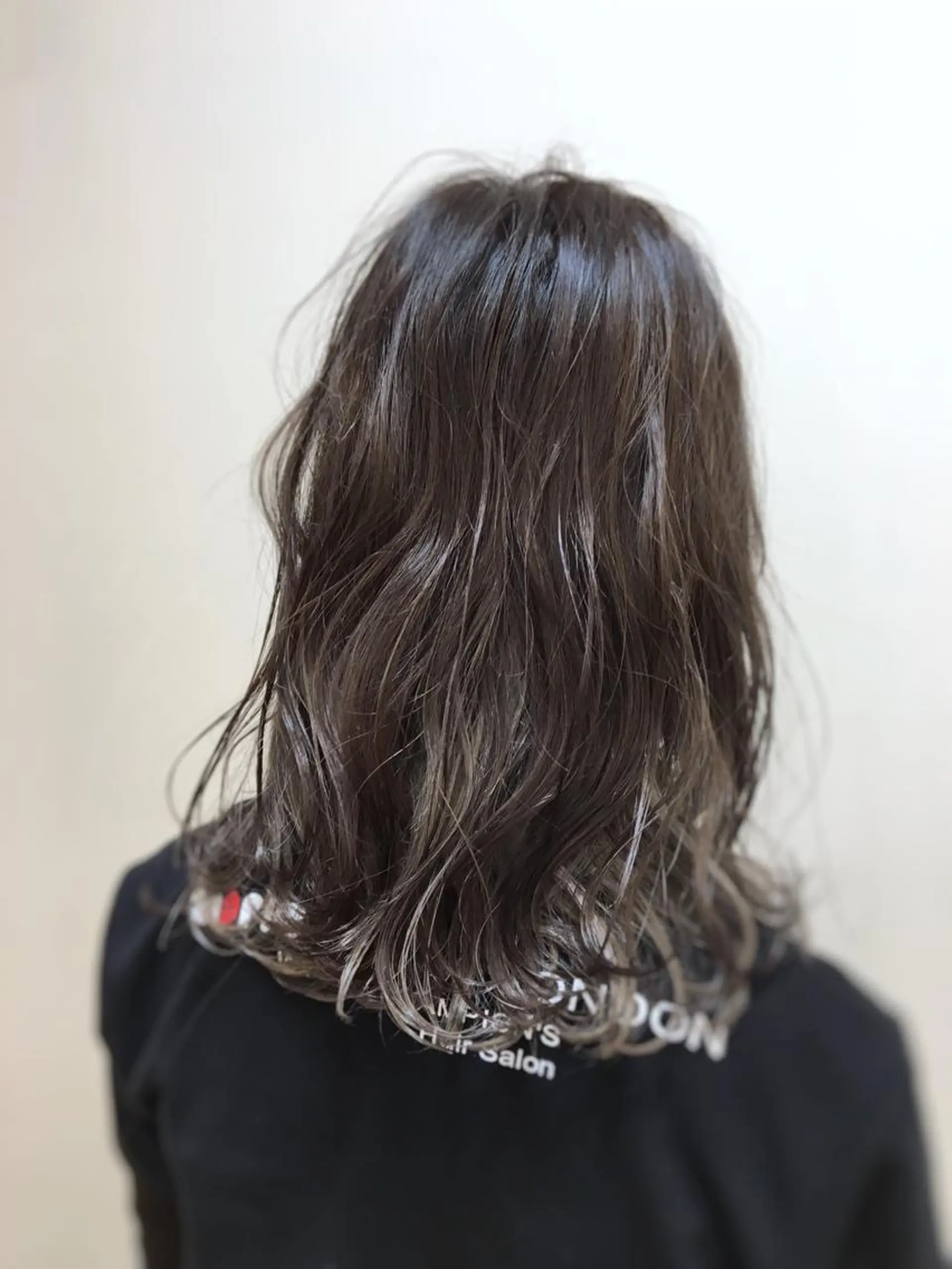 ミディアム カラー ブリーチ グラデーションカラー グレージュ ケアブリーチ 坪井佑樹のヘアスタイル