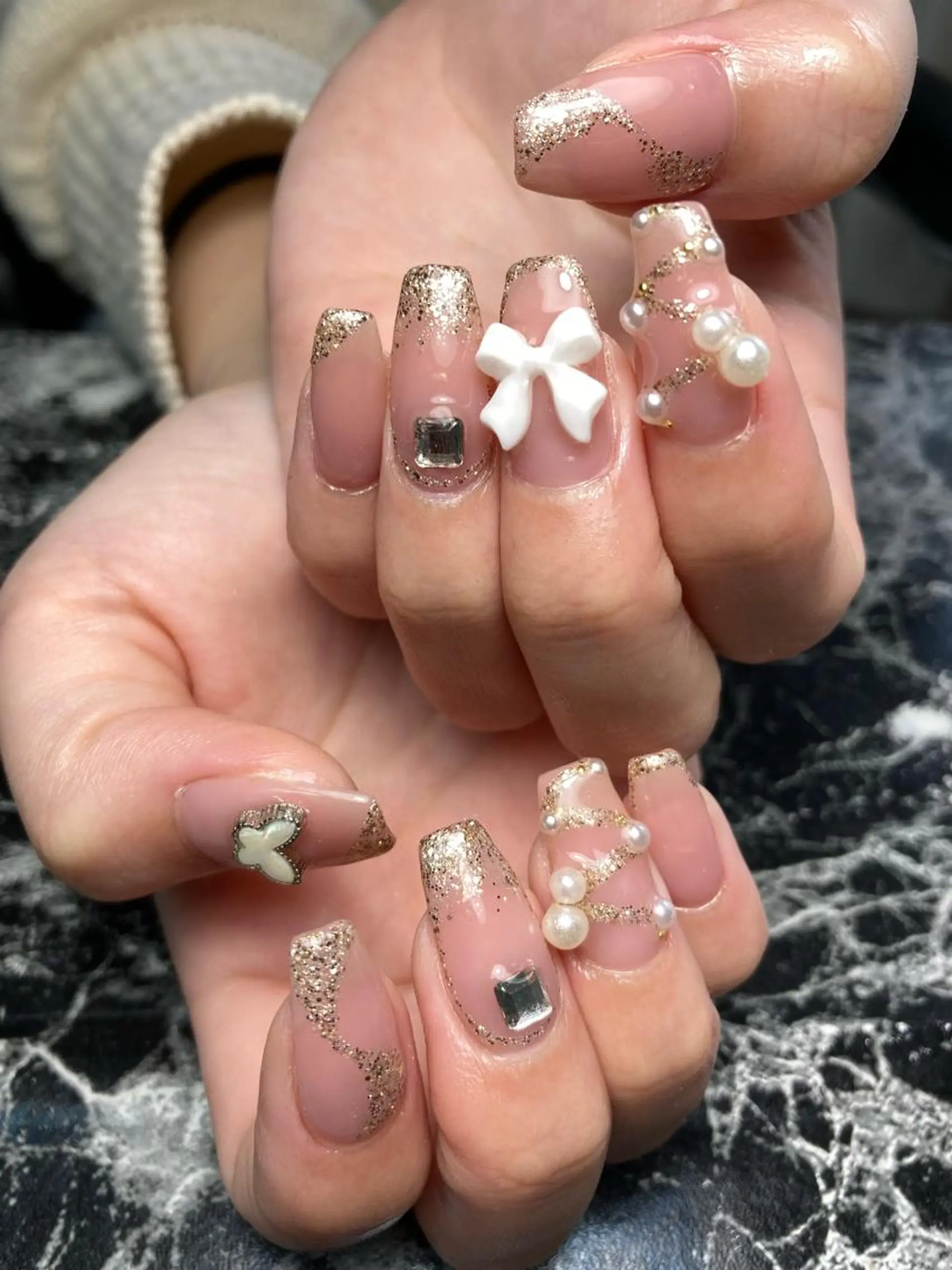 ミディアム ネイル リボン ハンドネイル フットネイル ✴︎ Delightのネイルデザイン