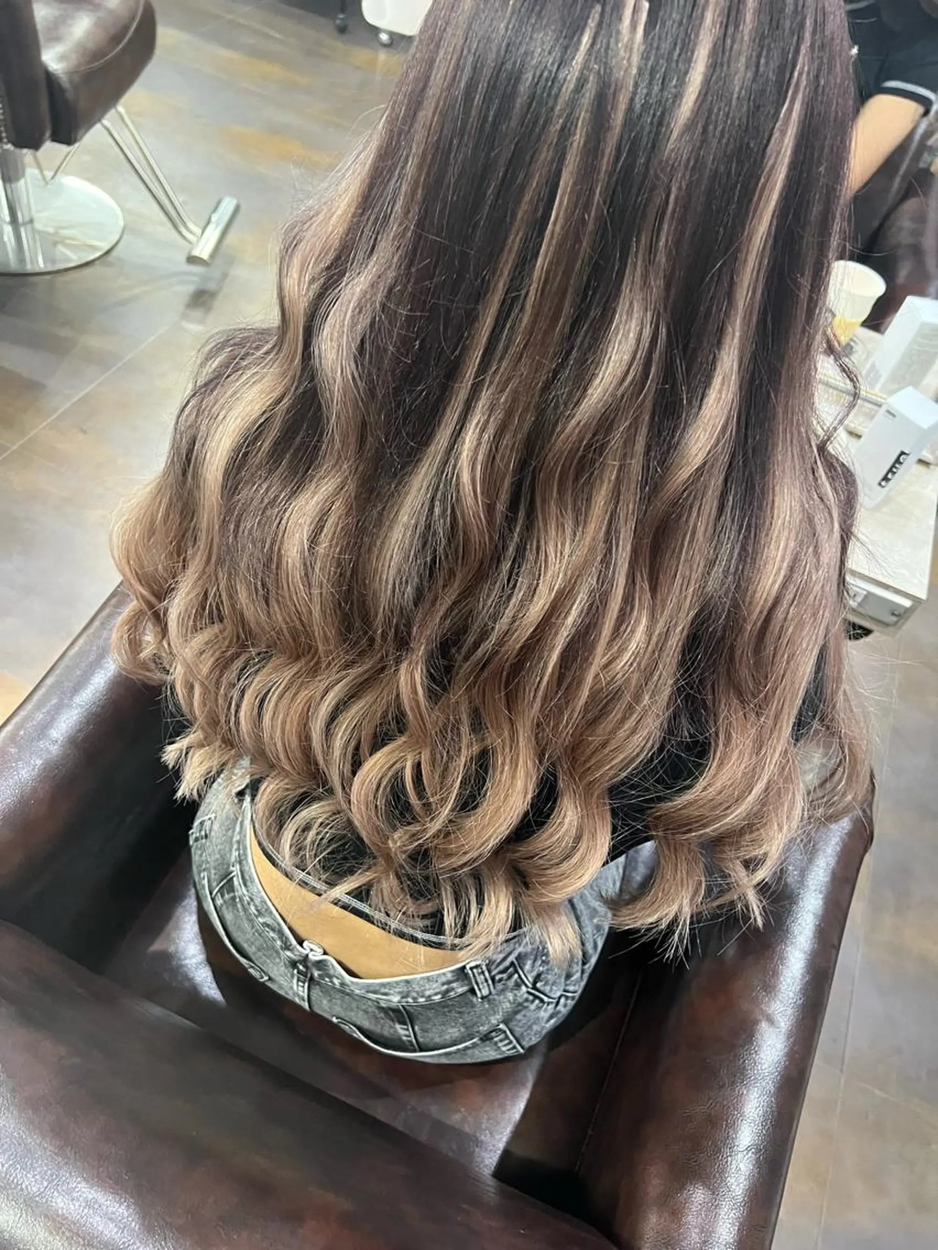 ロング カラー パーマ ヘアアレンジ メンズ キッズ ネイル マツエク・マツパ アイブロウ シールエクステ メンズバレイヤージュ メンズハイライト メンズインナーカラー メンズ韓国風 ミルクティーハイトー ン💖Mikaのヘアスタイル