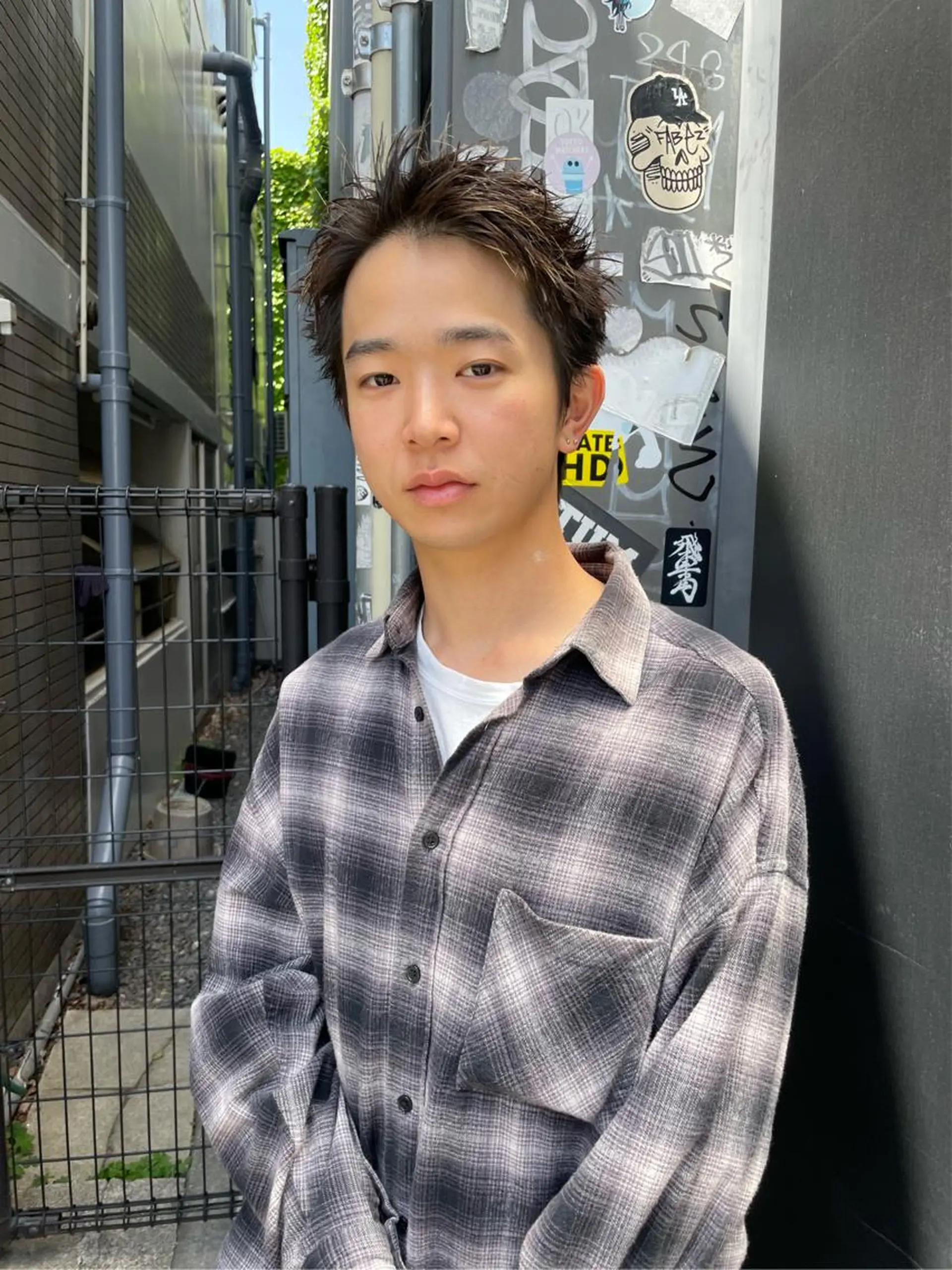 ショート カラー メンズ メンズバレイヤージュ メンズブリーチ センターパート フェードカット メンズハイライト カット トリートメント スパイラルパーマ 🌐hina⭐️のヘアスタイル