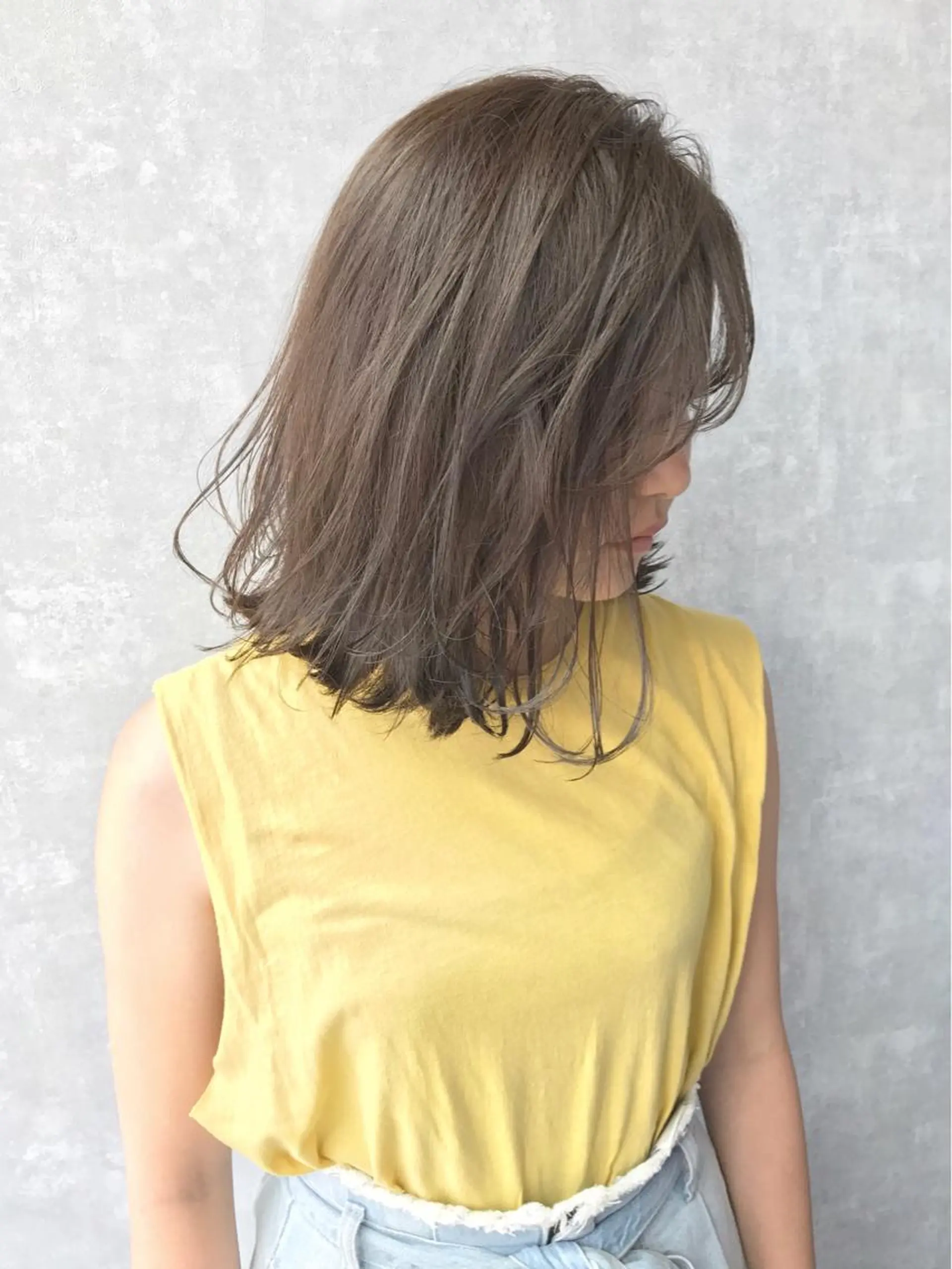 ミディアム カラー ベージュカラー TOMOYAレイヤー ブリーチ縮毛矯正のヘアスタイル