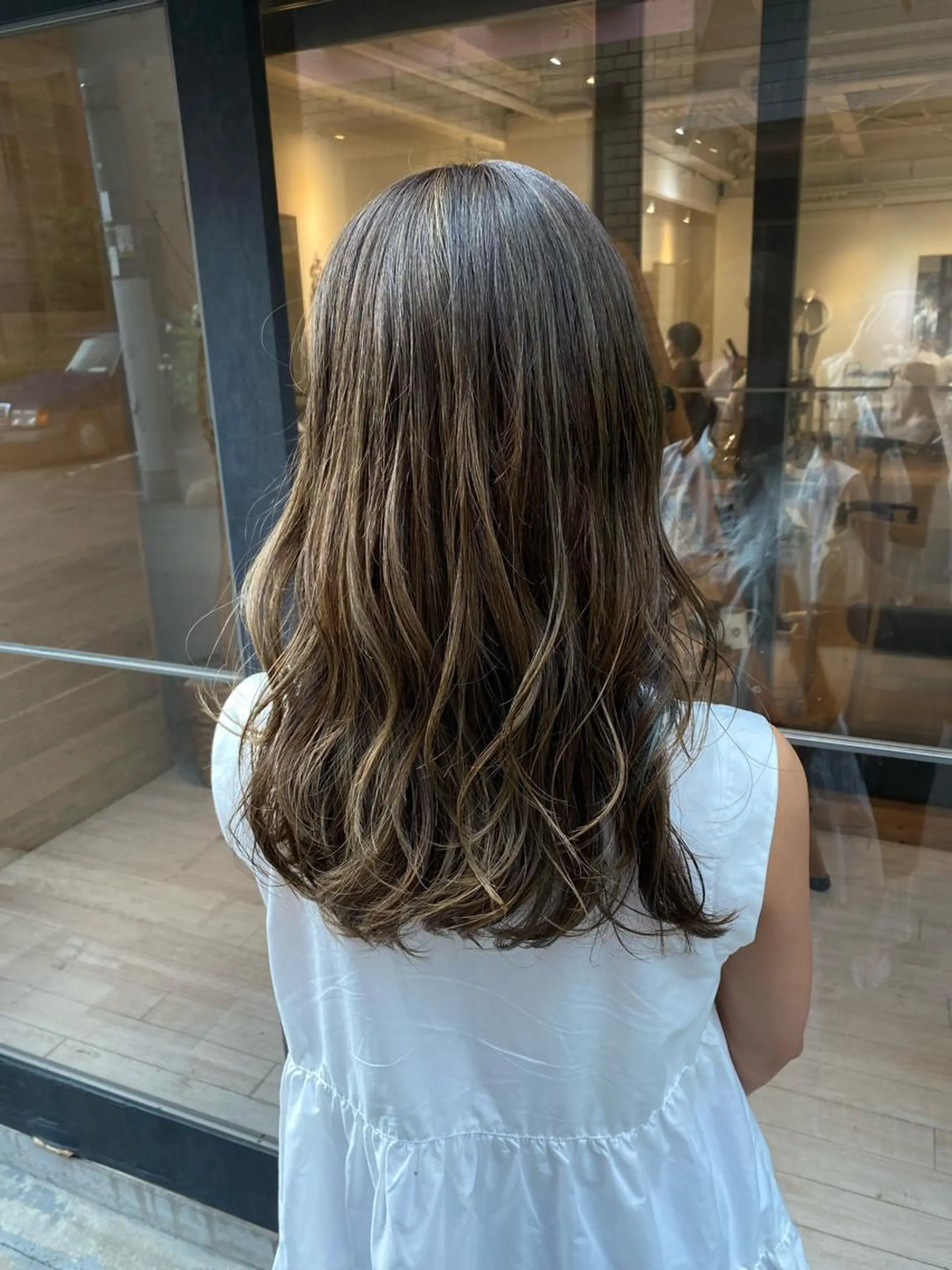 ロング カラー グレージュ ハイライトカラー カーキグレージュ 3Dハイライト ハイライト ヘアカラー トリートメント newi 京橋 【yuuki】のヘアスタイル