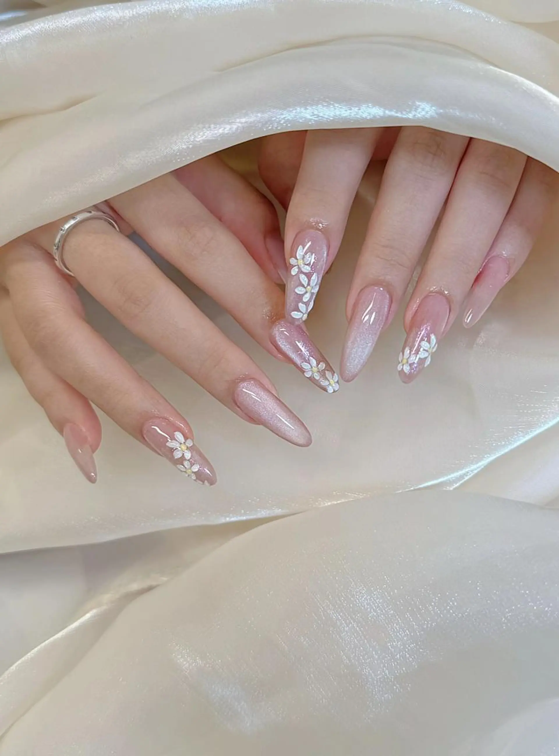 ネイル ハンドネイル フットネイル ハンドケア RAFFINE 月🦋🩵のネイルデザイン