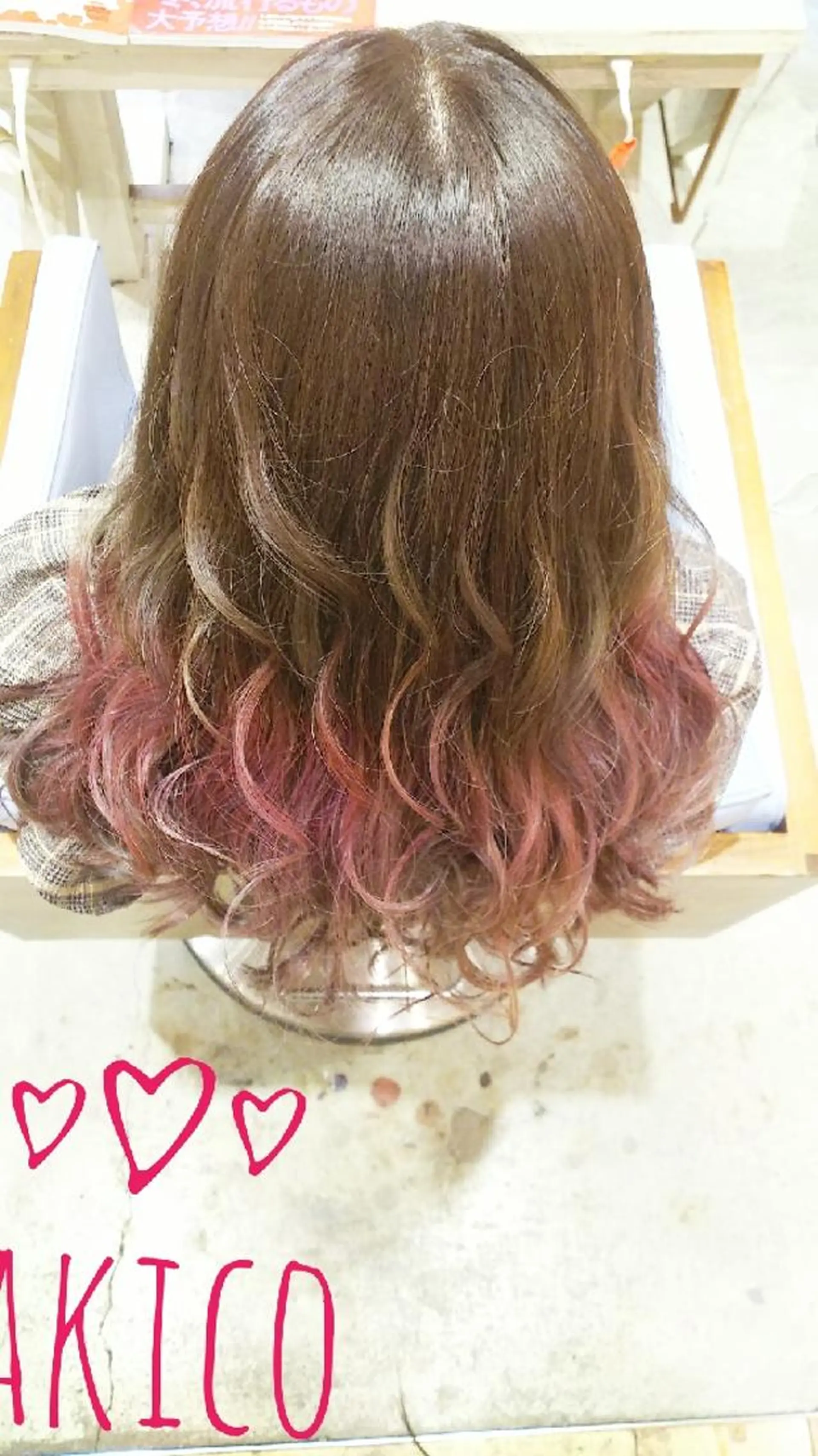 カラー セミロング LUXBE GALLERY なんば駅前店所属・ラックスビーギャラリ ー AKICOのヘアスタイル