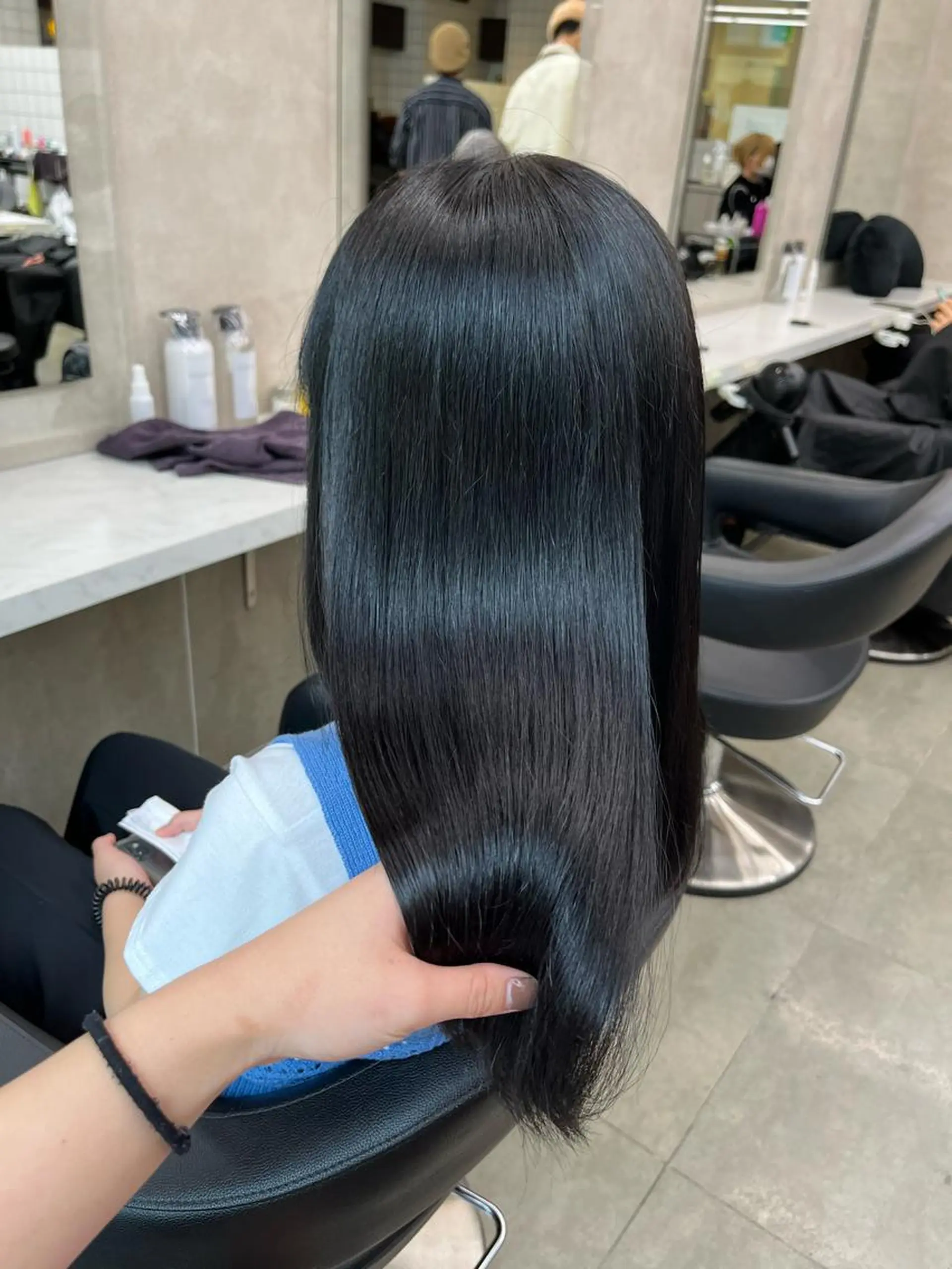 ミディアム カット ヘアカラー トリートメント ヘッドスパ ヘアセット 寒色＆ブリーチ特化 寒色MiOのヘアスタイル